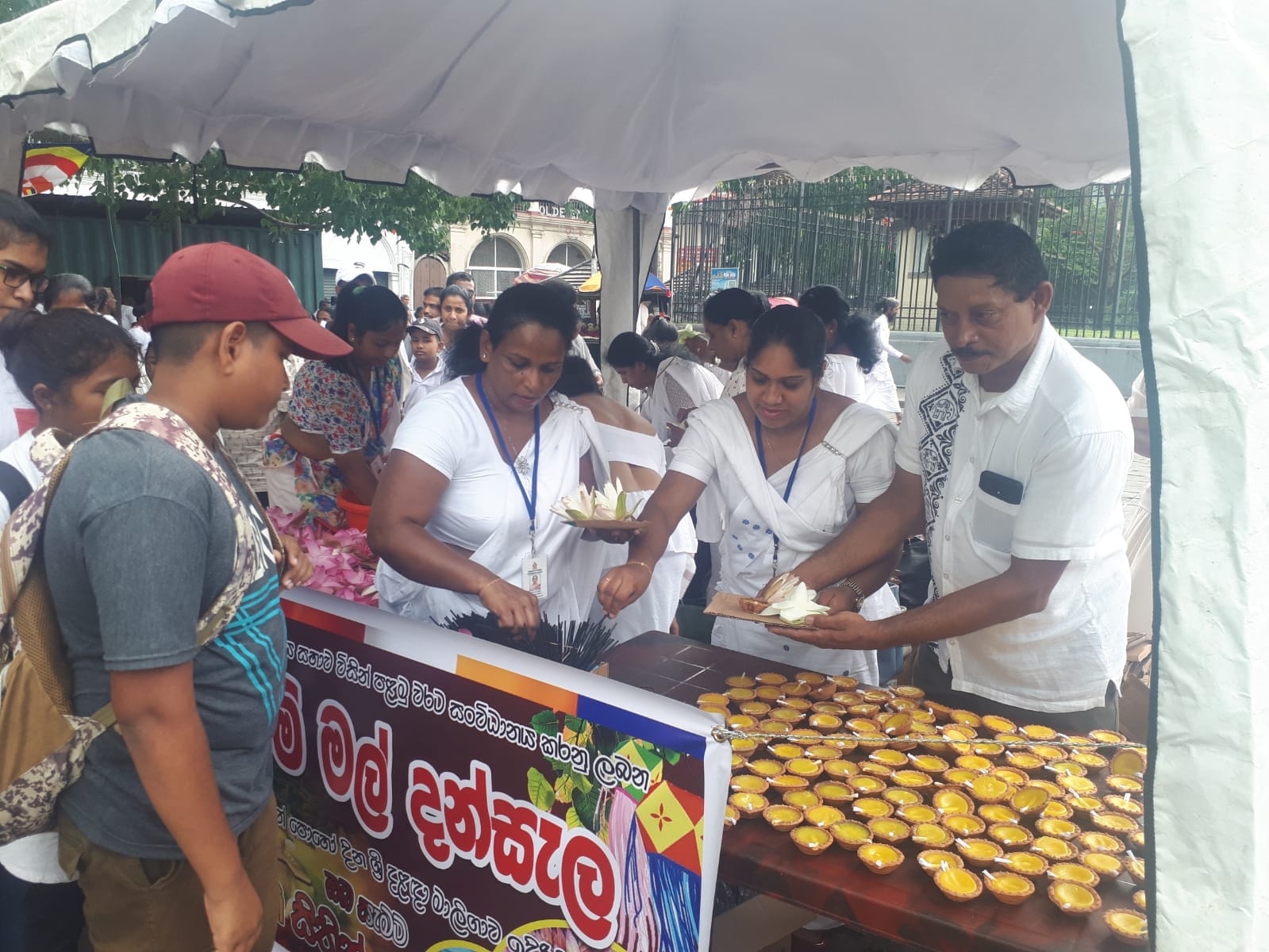 හාරිස්පත්තුව ප්රාදේශීය සභාව මගින් ප්රථම වතාවට සංවිධානය කරන ලද නෙළුම් මල් දන්සල ශ්රී දළදා මාළිගාව අසල දී.
