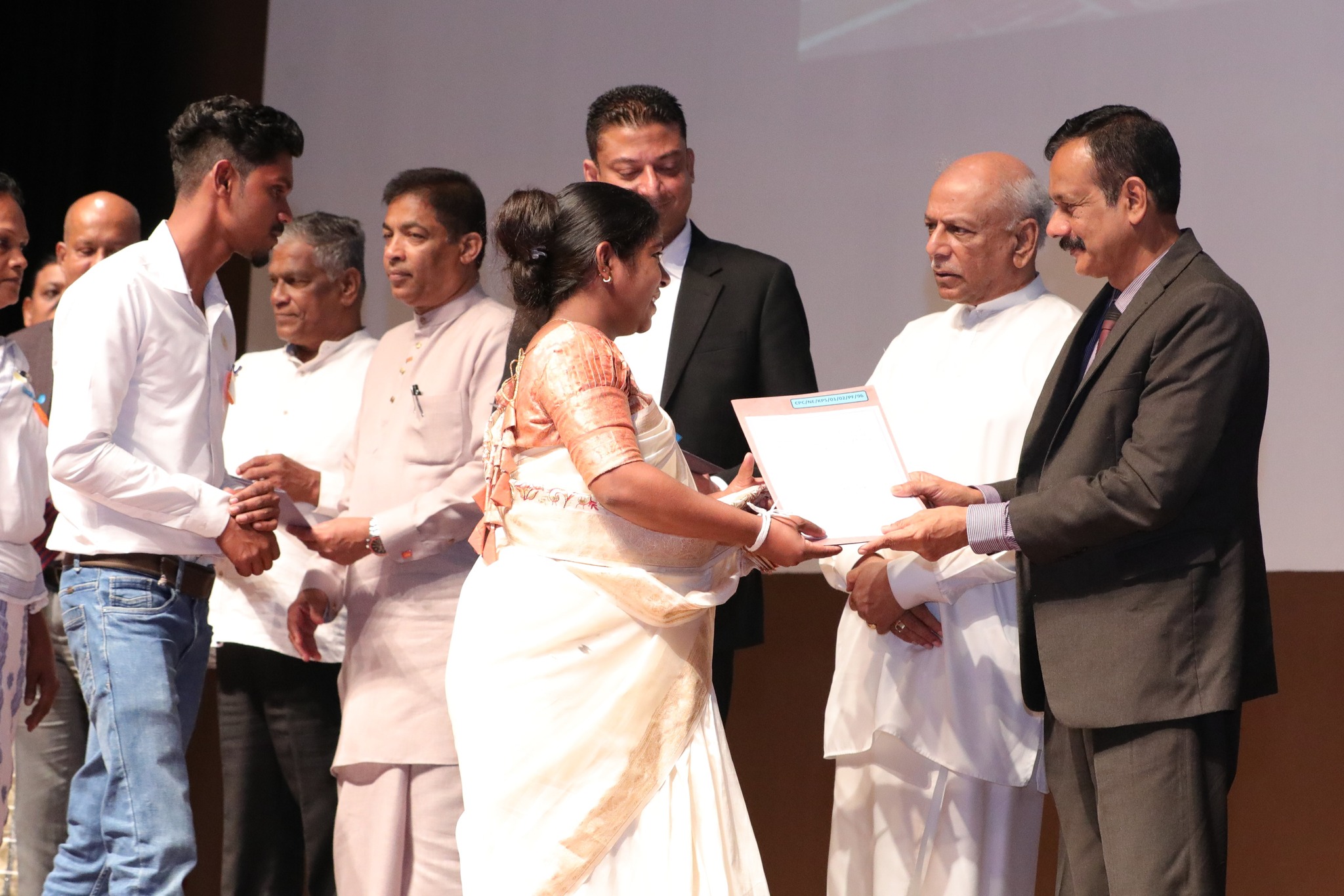 මධ්යම පළාත් පාලනයේ 575 ක් ස්ථිර සේවයට.
