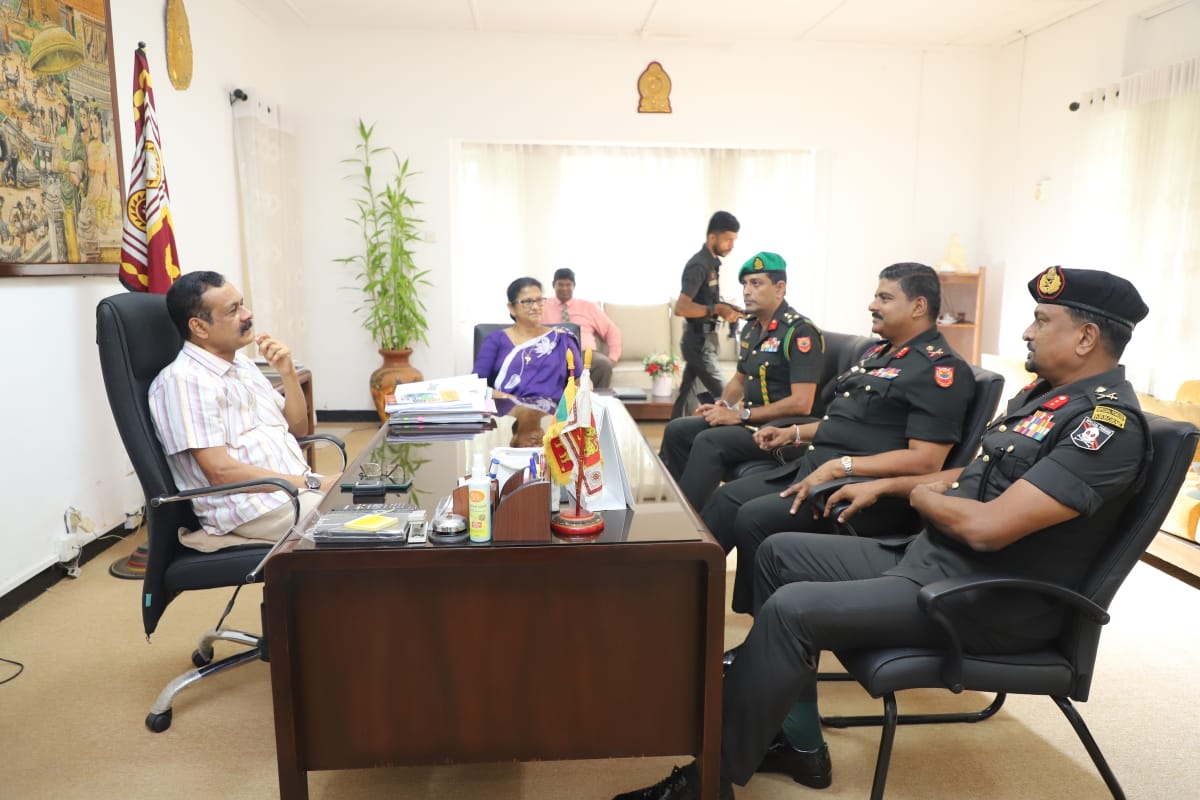 ශ්රි ලංකා යුධ හමුදාවේ මධ්යම පළාත් නව ආඥාපතිවරයා මධ්යම ආණ්ඩුකාරවරයා හමුවෙයි.