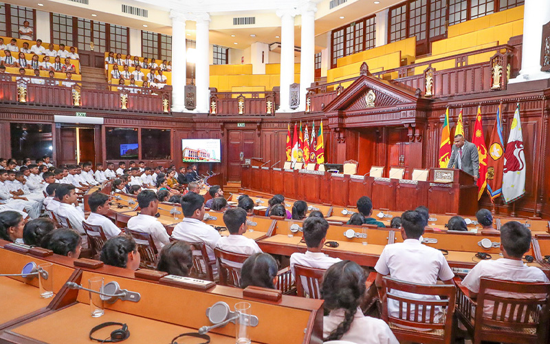 මැණික්දිවෙල මධ්ය මහා විද්යාලයේ දරුවන්ගේ අධ්යාපන චාරිකාවේදී ජනාධිපති හුවිමට අවස්ථාවක්.