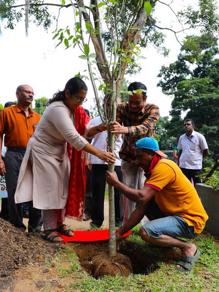 'ලෝකයට පැළයක්’ වැඩසටහන මහනුවර දී.