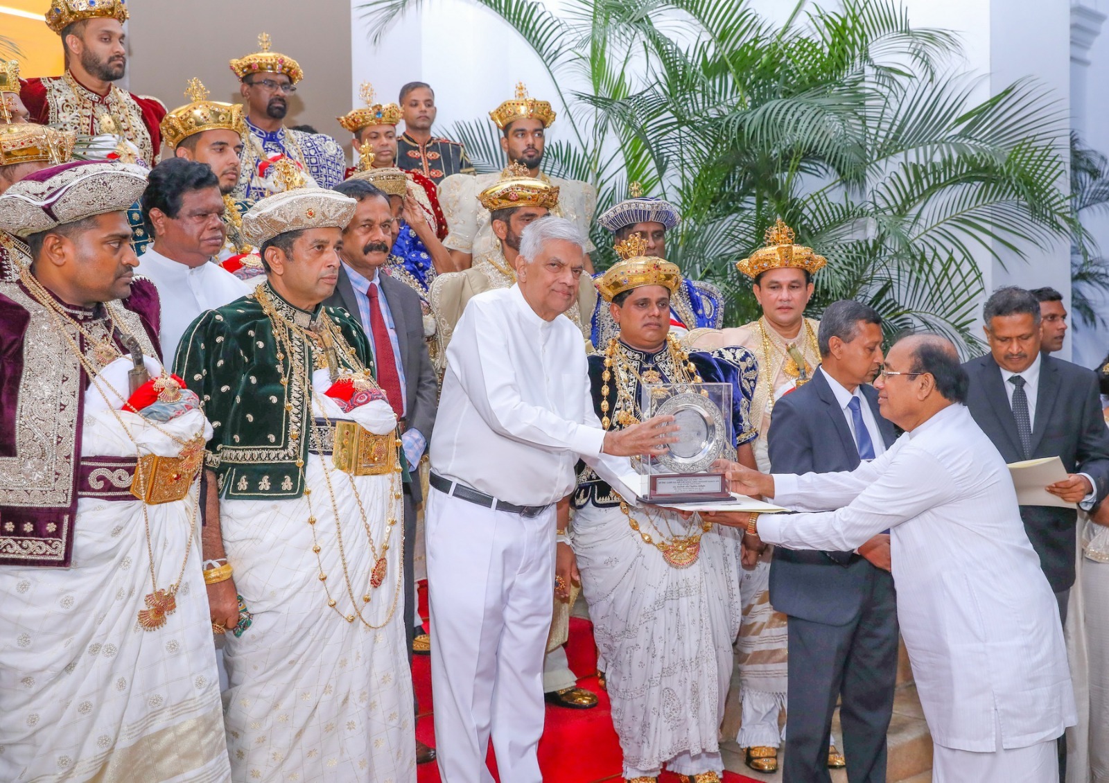 මහනුවර ඓතිහාසික ශ්රී දළදා ඇසළ පෙරහර මංගල්ය සාර්ථකව පවත්වා අවසන් කළ බව සැල කෙරෙන සංදේශය ජනපතිට භාර දේ