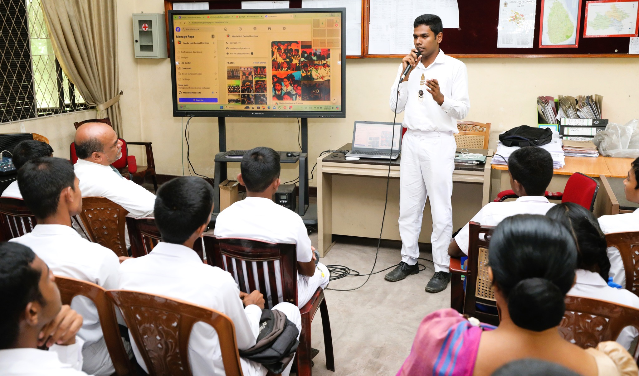 පාසල් මාධ්ය සමාජ බලගැන්වීමේ වැඩසටහනේ තවත් අදියරක් කටුගස්තොට අධ්යාපන කලාපයේ දී... පාසල් දරුවන්ගේ මාධ්ය සාක්ෂරතාව වැඩිදියුණු කිරීම තුළින් සත් මාධ්ය කලාවක් භාවිතයට දරුවන් හුරු කිරීමේ අරමුණින් දියත් කෙරෙන පාසල් මාධ්ය ඒකක බලගැන්වීමේ ව්යාපෘතියේ තවත් එක් ව