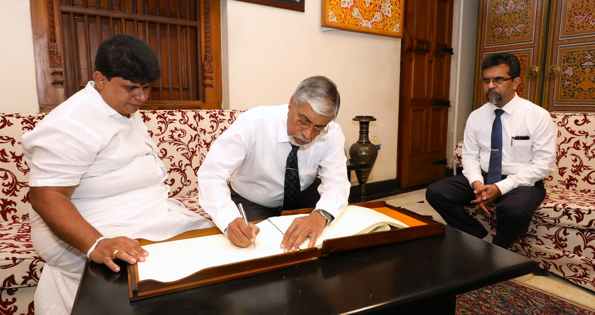 මධ්යම පළාත් අභිනව ආණ්ඩුකාරවර මහාචාර්ය එස්. බී. එස්. අබේකෝන් මහතා ශ්රී දළදා සමිදුන් ගේ ආශිර්වාදය ලබාගනී