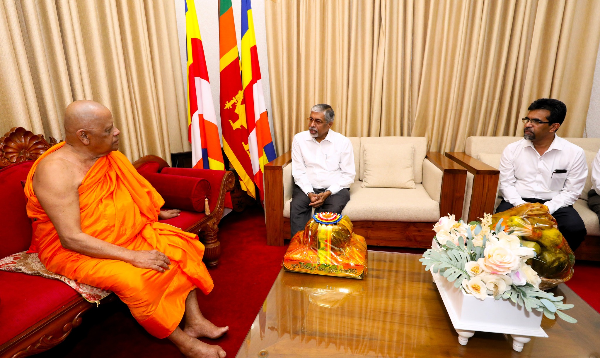 මධ්යම පළාතට අභිනවයෙන් පත්වූ ආණ්ඩුකාරවර මහාචාර්ය එස්. බී. එස්. අබේකෝන් මහතා ශ්යාමෝපාලි මහා නිකායේ අස්ගිරි පාර්ශ්වයේ මහානායක නායක හිමියන්ගේ ආශිර්වාද ලබා ගනි