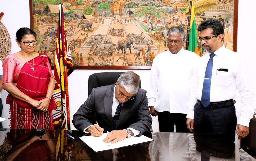 මධ්යම පළාත් අභිනව ආණ්ඩුකාරවර මහාචාර්ය එස්. බී. එස්. අබේකෝන් මහතා රාජකාරි කටයුතු ආරම්භ කරයි.