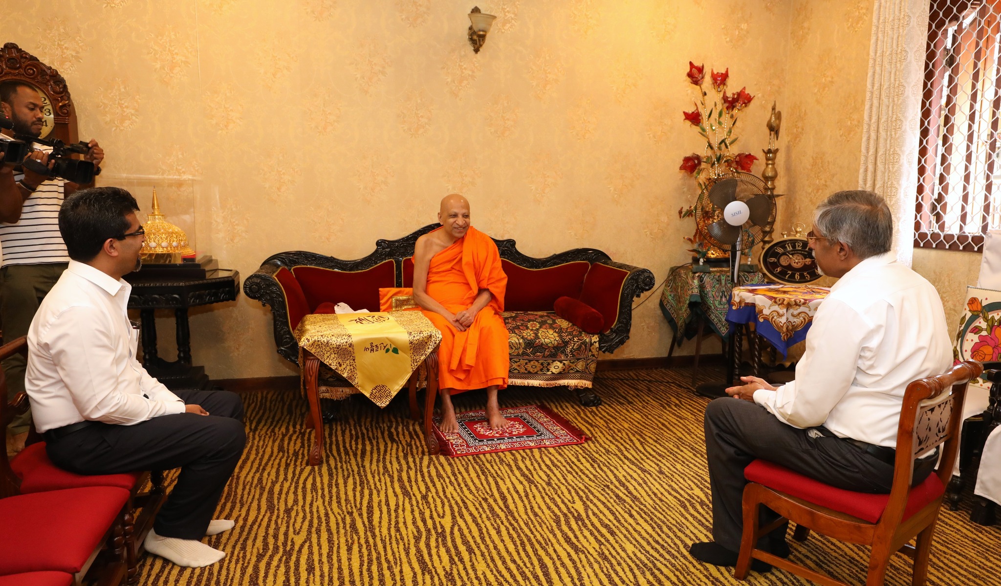 මධ්යම පළාත් අභිනව ආණ්ඩුකාරවර මහාචාර්ය එස්. බී. එස්. අබේකෝන් මහතා ශ්යාමෝපාලි මහා නිකායේ මල්වතු මහා විහාර පාර්ශවයේ අතිගෞරවාර්හ මහානායක අතිපූජ්ය තිබ්බටුවාවේ ශ්රී සිද්ධාර්ථ සුමංගලාභිධාන මහානායක ස්වාමීන් වහන්සේ බැහැදැක ආශිර්වාද ලබා ගනී.