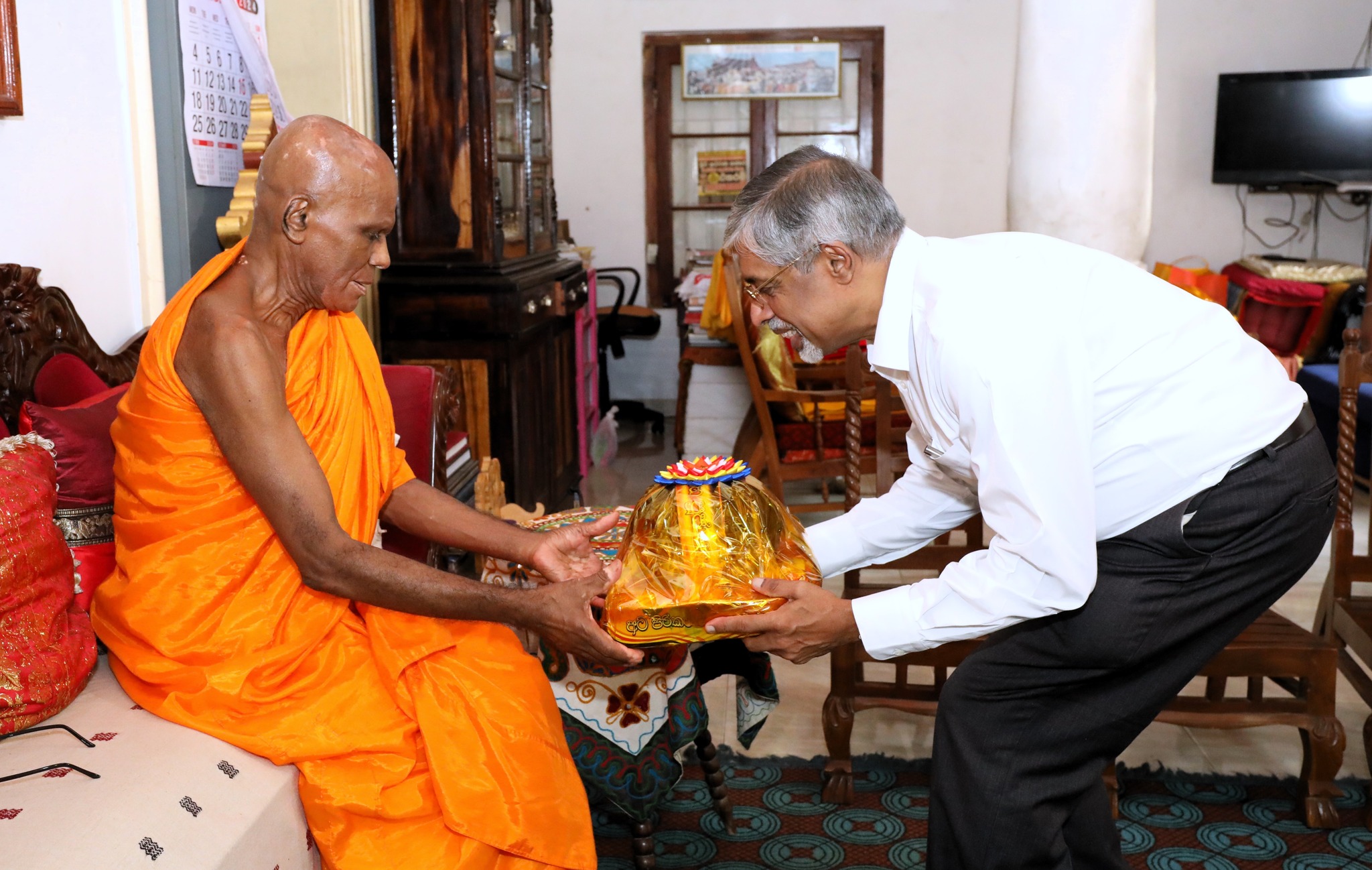මධ්යම පළාත් ආණ්ඩුකාරවරයා උභය මහා විහාර අනුනායක ස්වාමින් වහන්සේලාගේ ආශිර්වාද ලබාගනී.