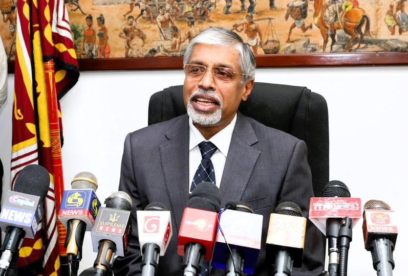 අද දියුණු වූ රටවල් ඒ තත්ත්වයට පත්වෙලා තියෙන්නේ වෙලාවට වැඩ කිරීමේ පුරුද්ද නිසයි . අපිත් රටක් ලෙස මේ මගට පිවිසිය යුතුයි. මේ ගමන රට මැදින් පටන් ගමු. අපි හරියට කළොත් රටම වෙනසකට මුල පුරන්න හැකියාව උදා වේවි යැයි ද මධ්යම පළාත් ආණ්ඩුකාර මහාචාර්ය අබේකෝන් මහතා පව