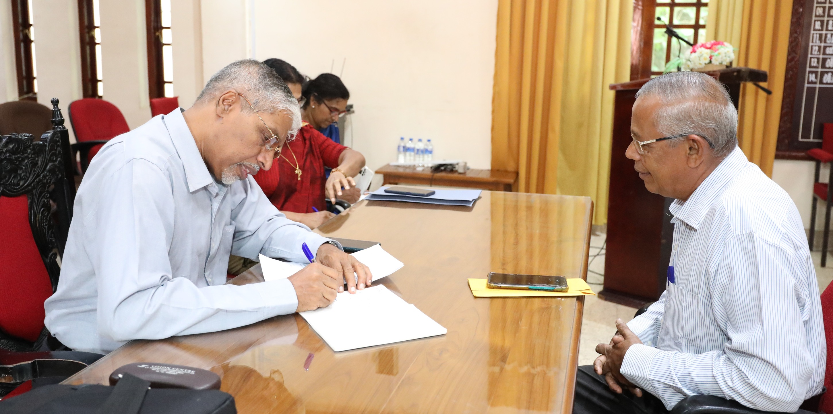 මධ්යම පළාත් ආණ්ඩුකාර මහජන දිනය සෑම සදුදා දිනකදීම මහනුවරදී.
