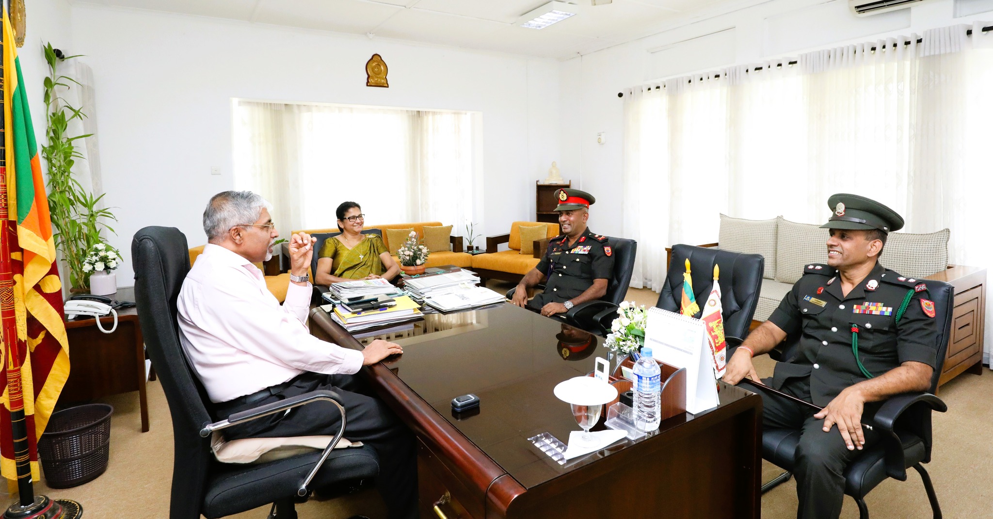 මධ්යම පළාත් ආණ්ඩුකාරතුමා සහ 11 පාබල සේනාංකයේ සේනාංකාධිපති අතර හමුවක් .