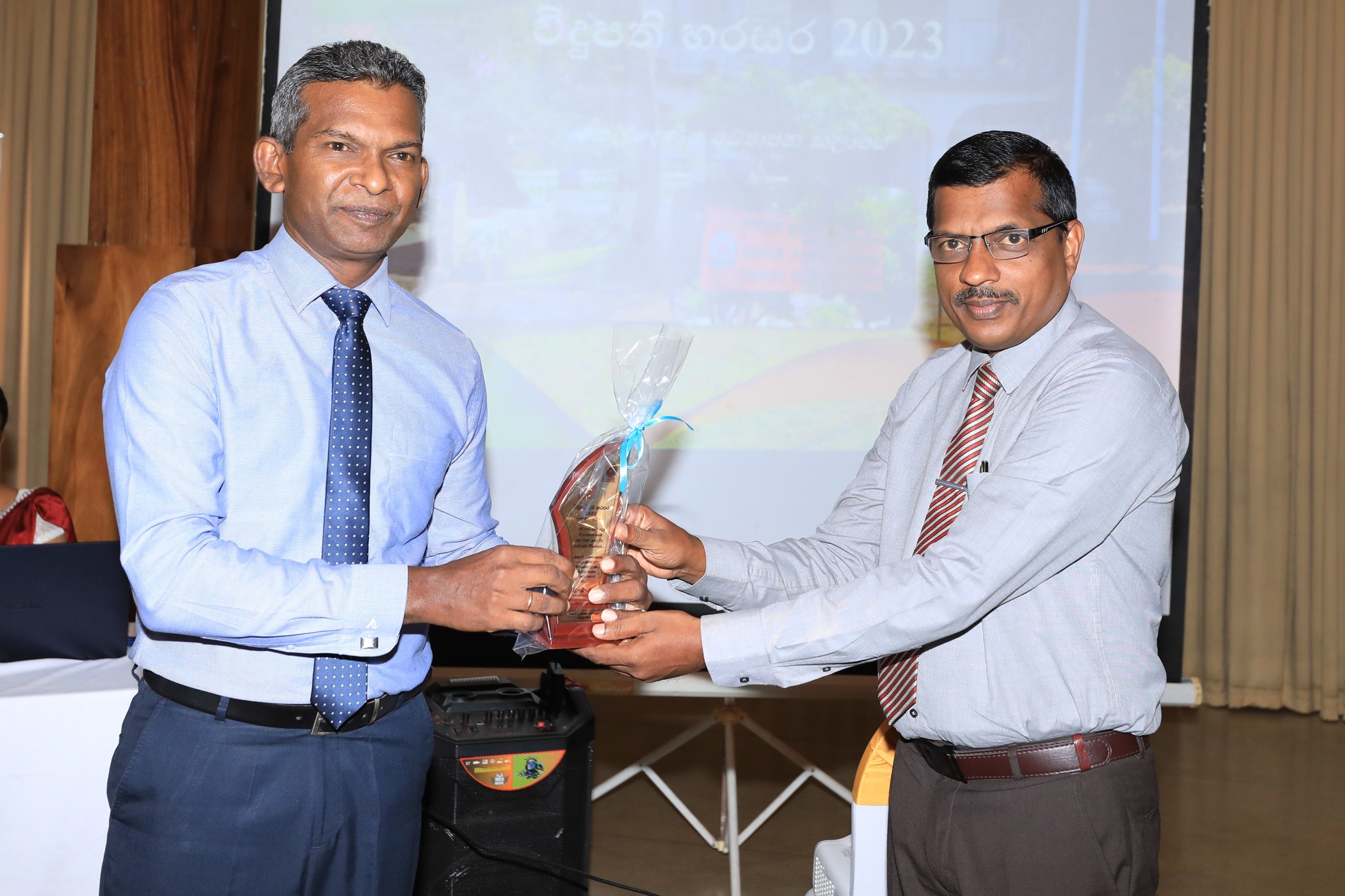 තෙල්දෙණිය අධ්යාපන කලාපයේ විදුහල්පතිවරුන් ඇගයීමේ උළෙල “විදුහල්පති හරසර”.