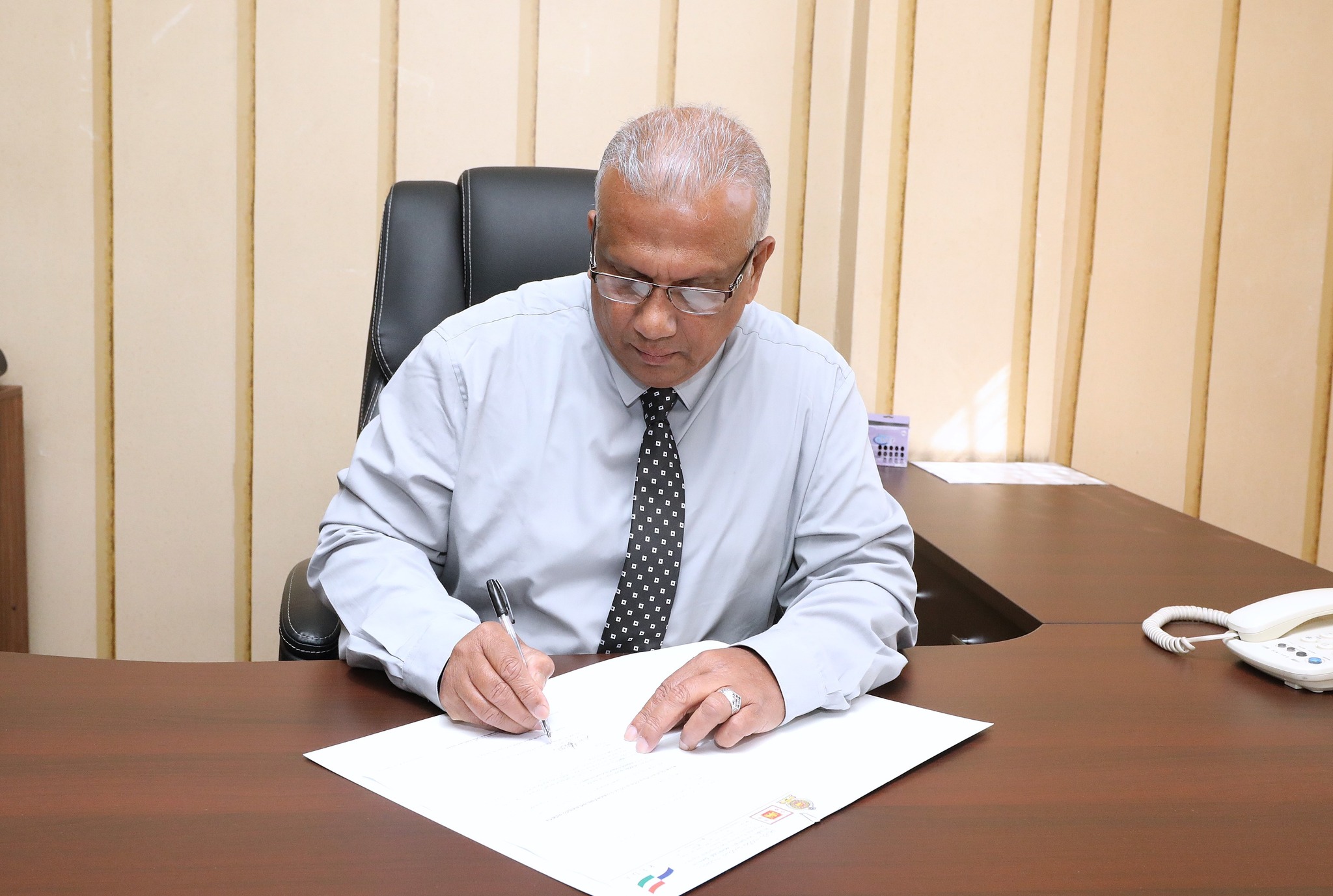 මධ්යම පළාත් සභාවේ කලාපීය ආර්ථික සංවර්ධන ආයතනයේ (REDA) සභාපති වැඩ භාර ගනී.