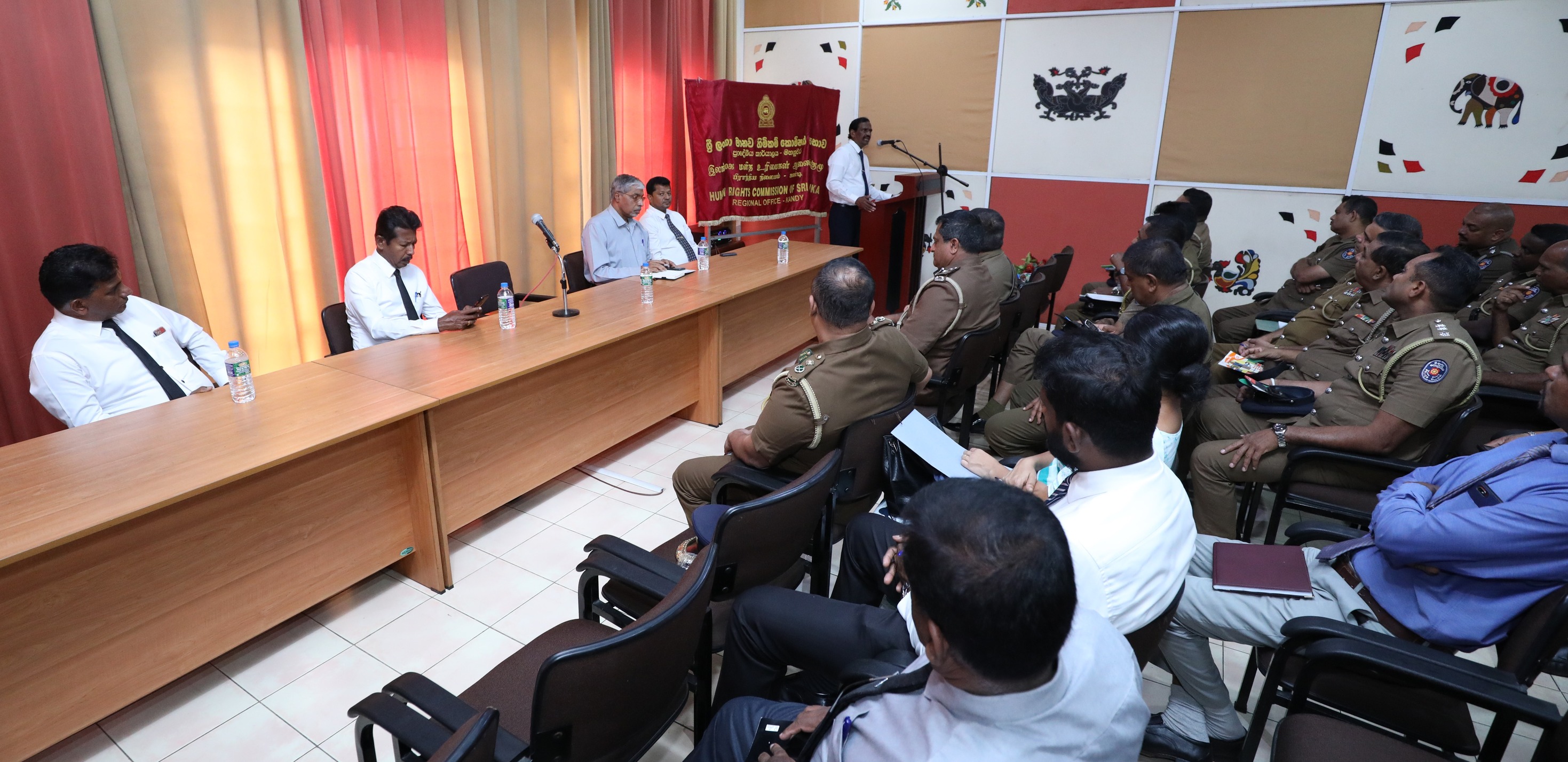 මානව හිමිකම් පිළිබද රාජ්ය නිලධාරින් දැනුවත් කෙරේ