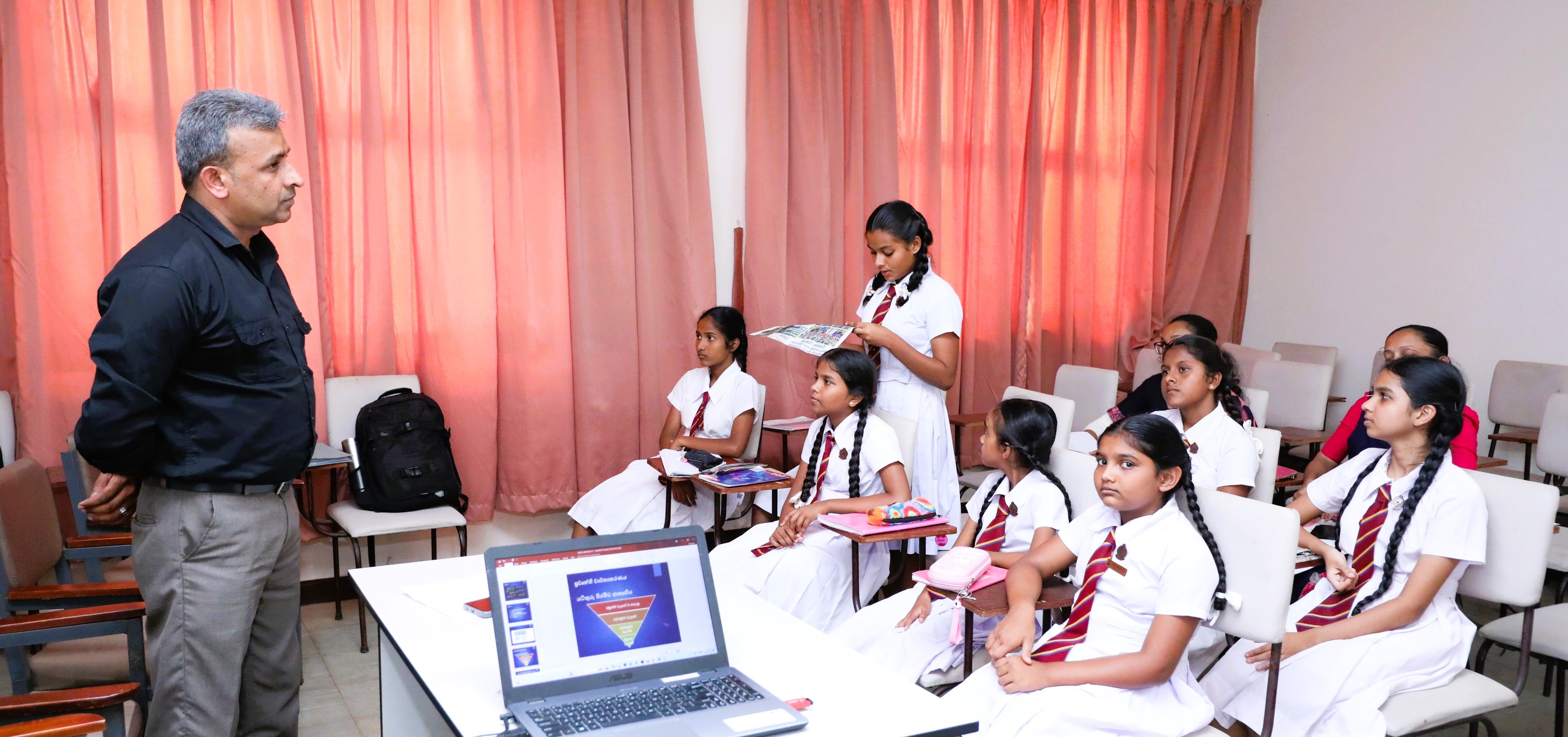 පාසල් මාධ්ය සමාජ බලගැන්වීමේ වැඩසටහනේ තවත් අදියරක් නාඋල නාලන්දා විද්යාලයේ දී.