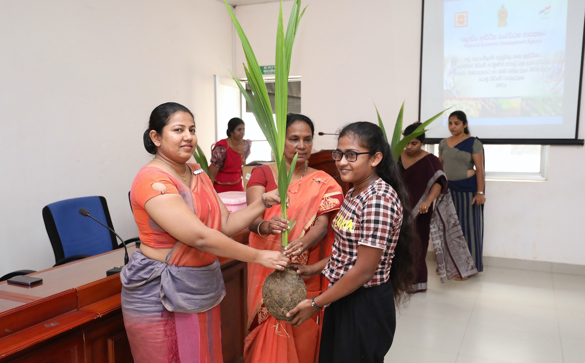 පාසල් සිසුන් සත්ත්ව පාලනයට සහ කෘෂි භෝග වගා කිරීම යොමු කිරීමේ වැඩසටහනක්.
