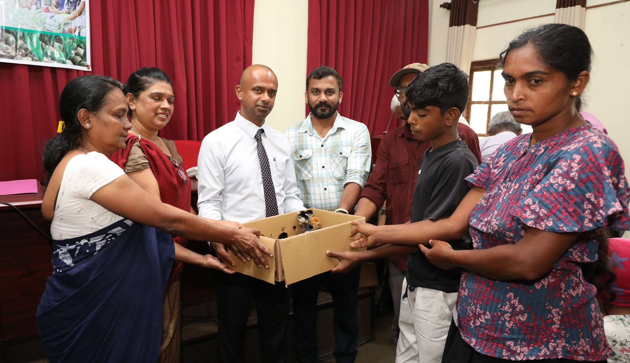 අඩු ආදායම්ලාභී පාසල් සිසුන් සදහා කුකුල් පැටවුන් සහ පොල්පැල ලබා දීමේ වැඩසටහනක් මැදදුම්බර දී.
