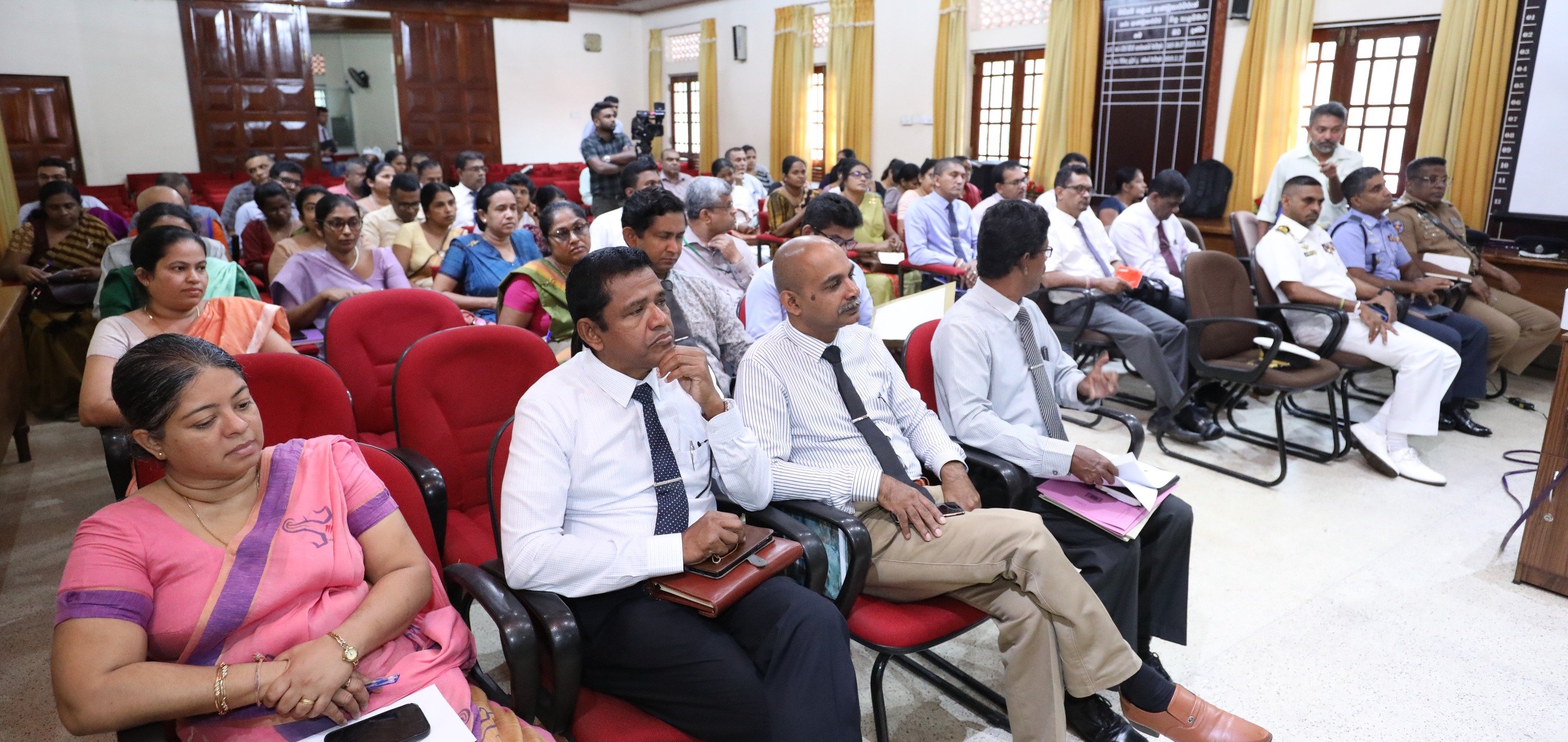උත්සව වෙනුවට මහපොළොවේ පැලවෙන වැඩසටහන් ක්රියාතමක කළ යුතුයි. මධ්යම පළාත් ආණ්ඩුකාරවර මහාචාර්ය එස්.බී.එස්.අභයකෝන්