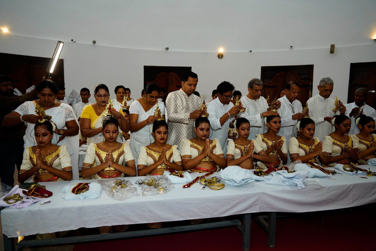 පාතදුම්බර මහා විද්යාලයේ සිසු දරු දැරියන්ගේ හිසවෙස් තැබීමේ සහ ශිර්ෂාභරණ පැළදීමේ ‘නර්තනාභිෂේක කල එළි මංගල්යය'