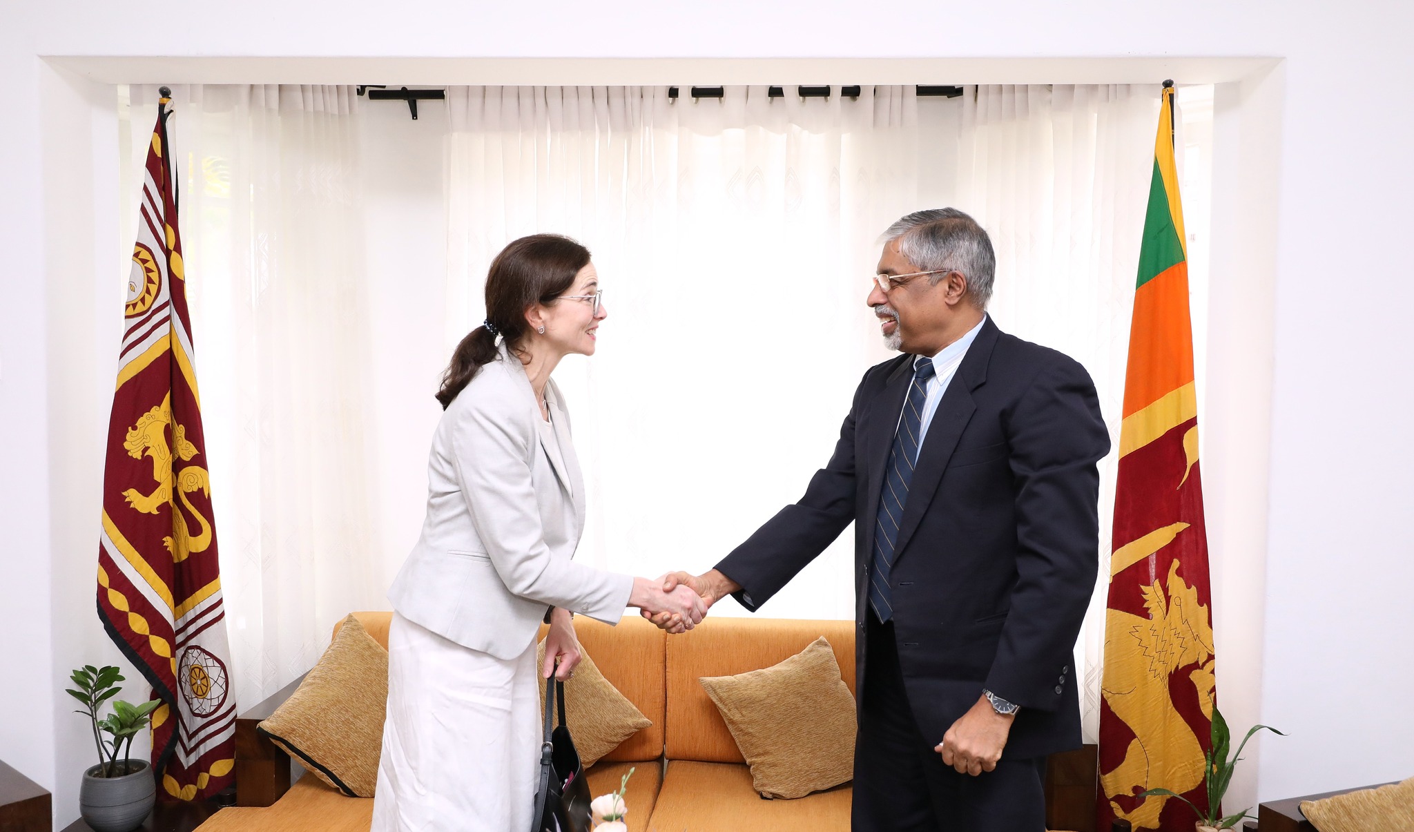 මධ්යම පළාත් ආණ්ඩුකාරවරයා සහ කැනඩාවේ, දකුණු ආසියානු කාර්යාංශයේ අධ්යක්ෂ ජනරාල්වරිය අතර හමුවක්...