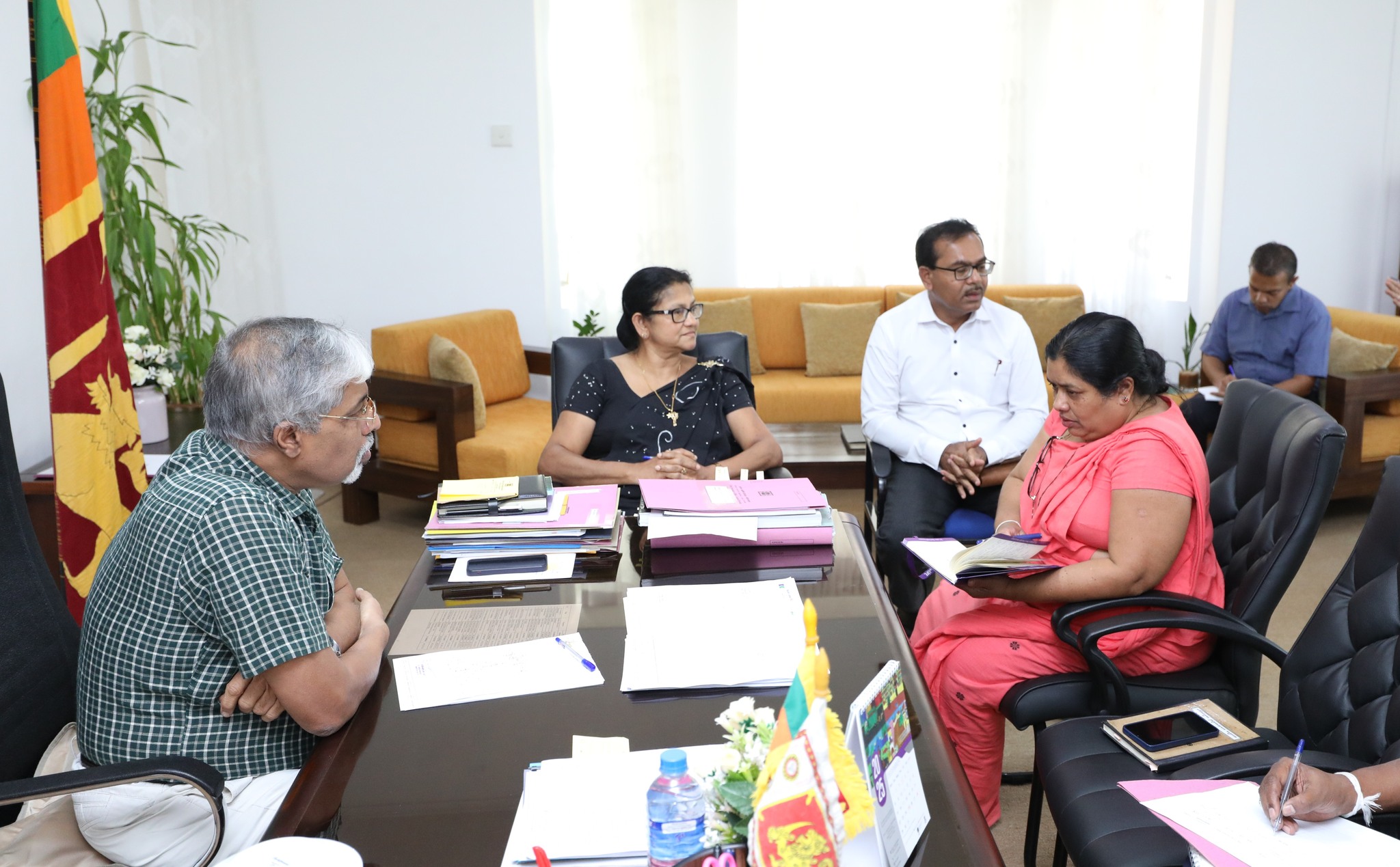 නුවර මහමඟ තදබදය අවම කිරීමට පියවර රැසක්.