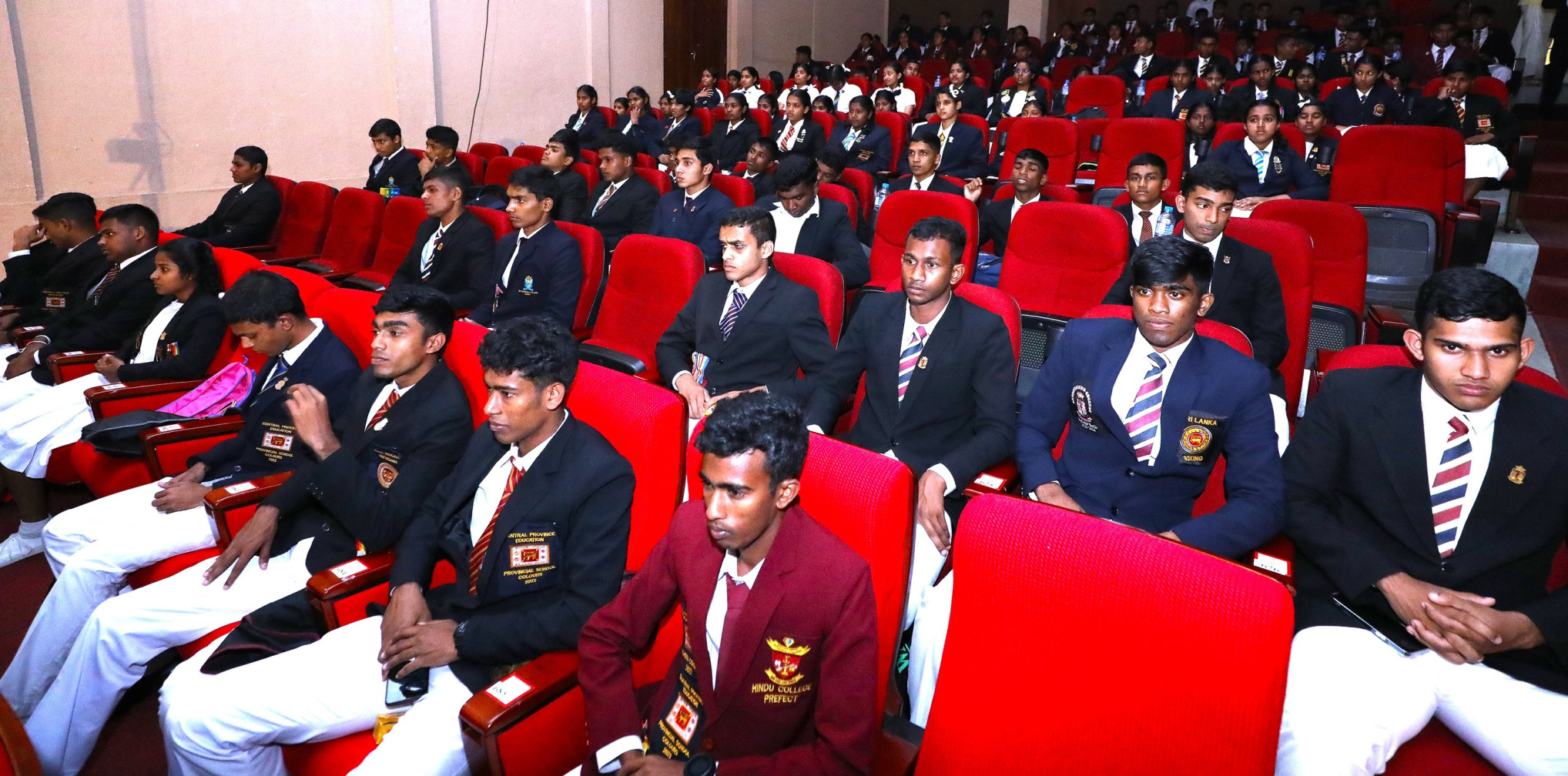 මැදරට දිනන දරුවෝ” මධ්යම පළාත් පාසල් වර්ණ ප්රධානෝත්සවය.