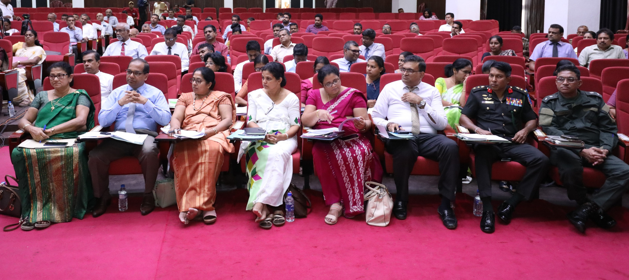 මහනුවර දිස්ත්රික් සම්බන්ධිකරණ කමිටු රැස්වීම මහනුවර දිස්ත්රික් සංවර්ධන කමිටු සභාපති කෘෂිකර්ම හා පශුසම්පත් අමාත්ය කේ.ඩි. ලාල් කාන්ත මහතාගේ හා මධ්යම පළාත් ආණ්ඩුකාරවර මහාචාර්ය එස්.බි.එස්.අභයකෝන් මහතාගේ ප්රධානත්වයෙන්
