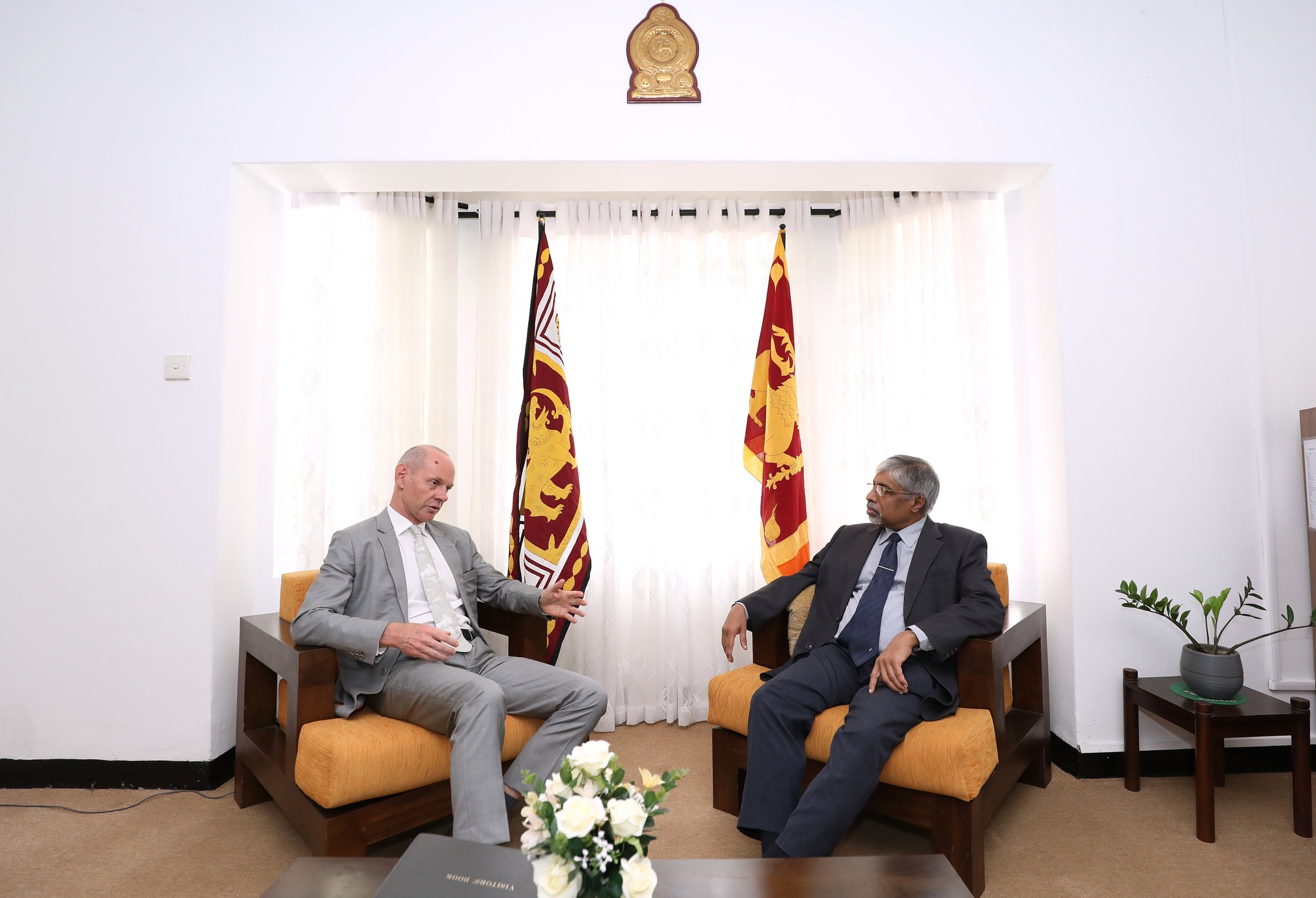 මධ්යම පළාත් ආණ්ඩුකාරවර මහාචාර්ය එස්.බී.එස්. අභයකෝන් මහතා සහ ඕස්ට්රේලියානු මහ කොමසාරිස් පෝල් ස්ටෙෆන්ස් (Mr. Paul Stephens) මහතා අතර හමුවක්