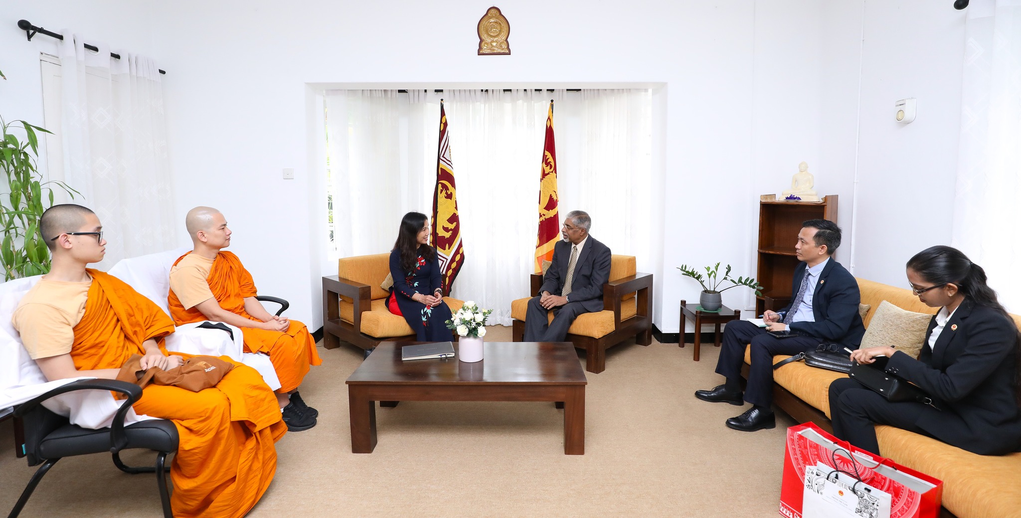 මධ්යම පළාත් ආණ්ඩුකාරවරයා සහ වියට්නාම තානාපතිනිය අතර හමුවක්.