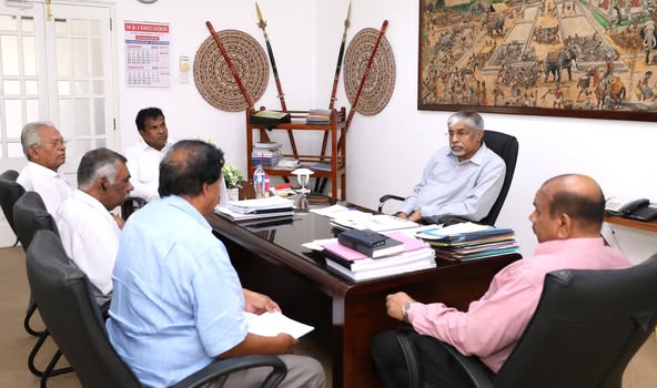 කටුගස්තොට, මැණික්කුඹුර ආර්ථික මධ්යස්ථානය සම්බන්ධයෙන් මධ්යම මධ්යම පළාත් ආණ්ඩුකාරවර මහාචාර්ය එස්.බී.එස්. අභයකෝන් මහතා සහ එහි එක්සත් තොග වෙළෙඳ සංගමයේ නියෝජිතයින් අතර සාකච්ඡාවක්
