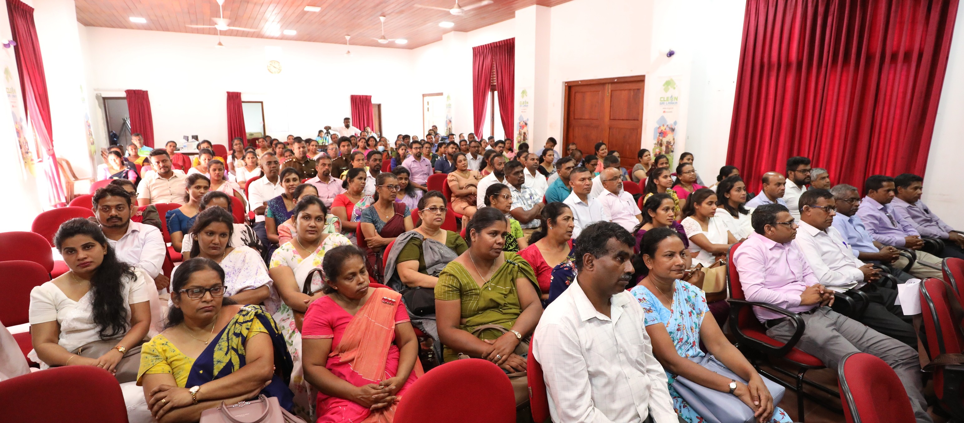 ක්ලීන් ශ්රී ලංකා පිළිබඳව මහනුවර පළාත් පාලන ආයතනවල නිලධාරීන් දැනුවත් කෙරේ.