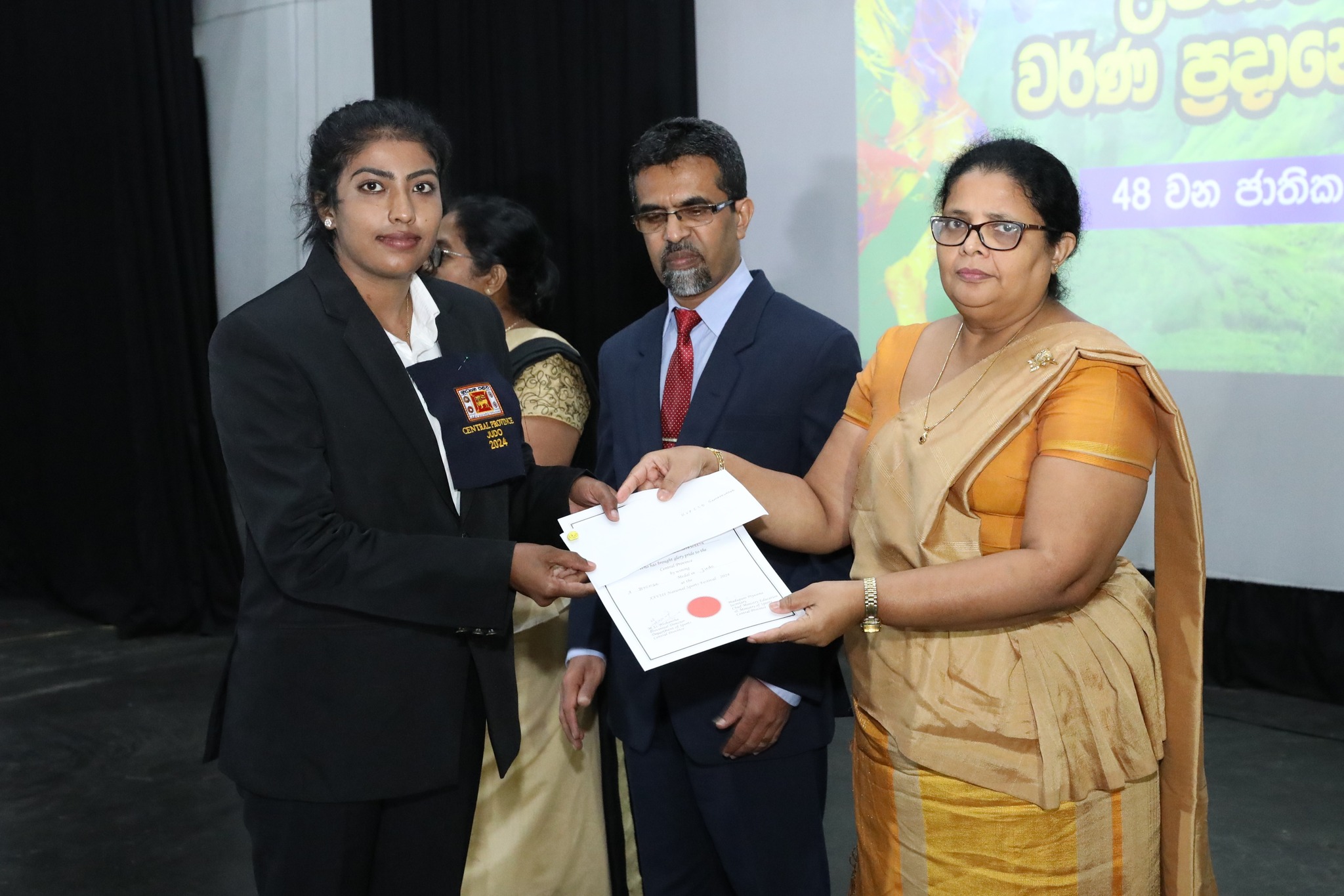 මධ්යම පළාත් ක්රීඩා වර්ණ ප්රදානෝත්සවයේදී ක්රීඩක ක්රීඩිකාවන් හා පුහුුකරුවන් 379 දෙනෙකු ඇගයීමට ලක් කෙරේ.