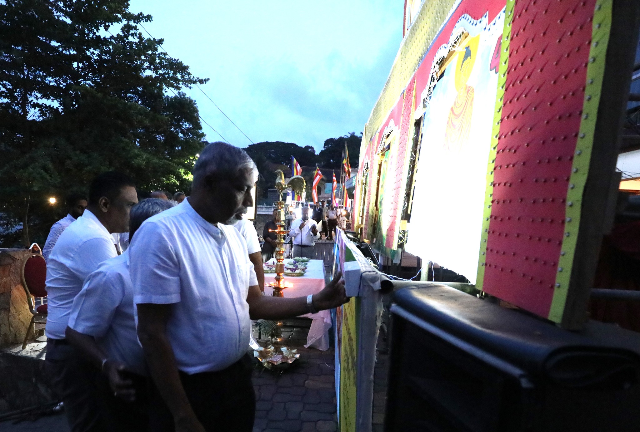 වෙළද පෙරමුණේ වෙසක් තොරණ. 