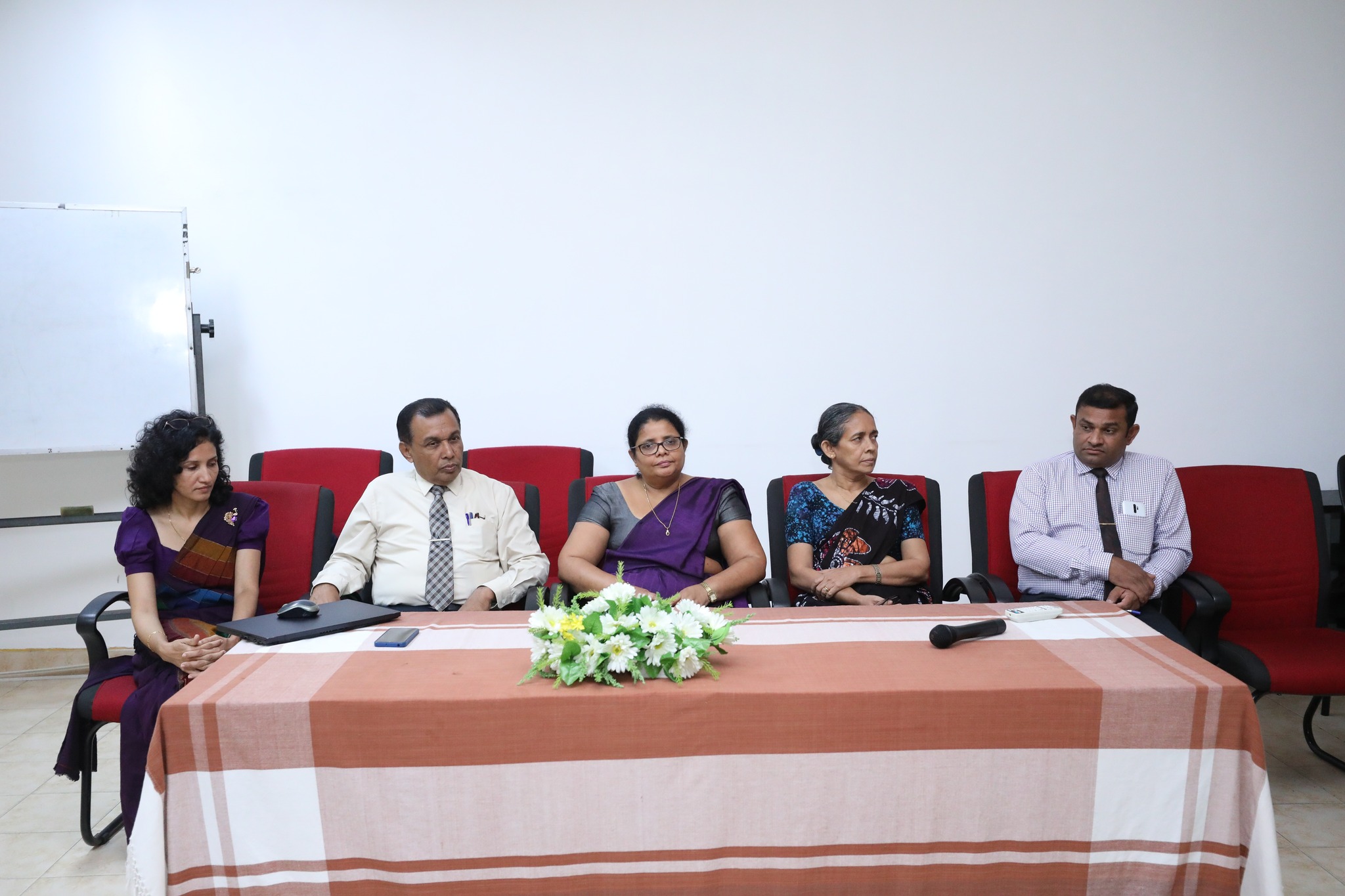 ජාතික මුල් ළමාවිය විෂය රාමුවට අදාළව මධ්‍යම හා උෳව පළාත තුළ වැඩසටහන් යාවත්කාලින කිරීම වෙනුවෙන් සංවිධානය කරන ලද පුහුණුකරුවන් පුහුණු කිරීමේ වැඩසටහනක්.