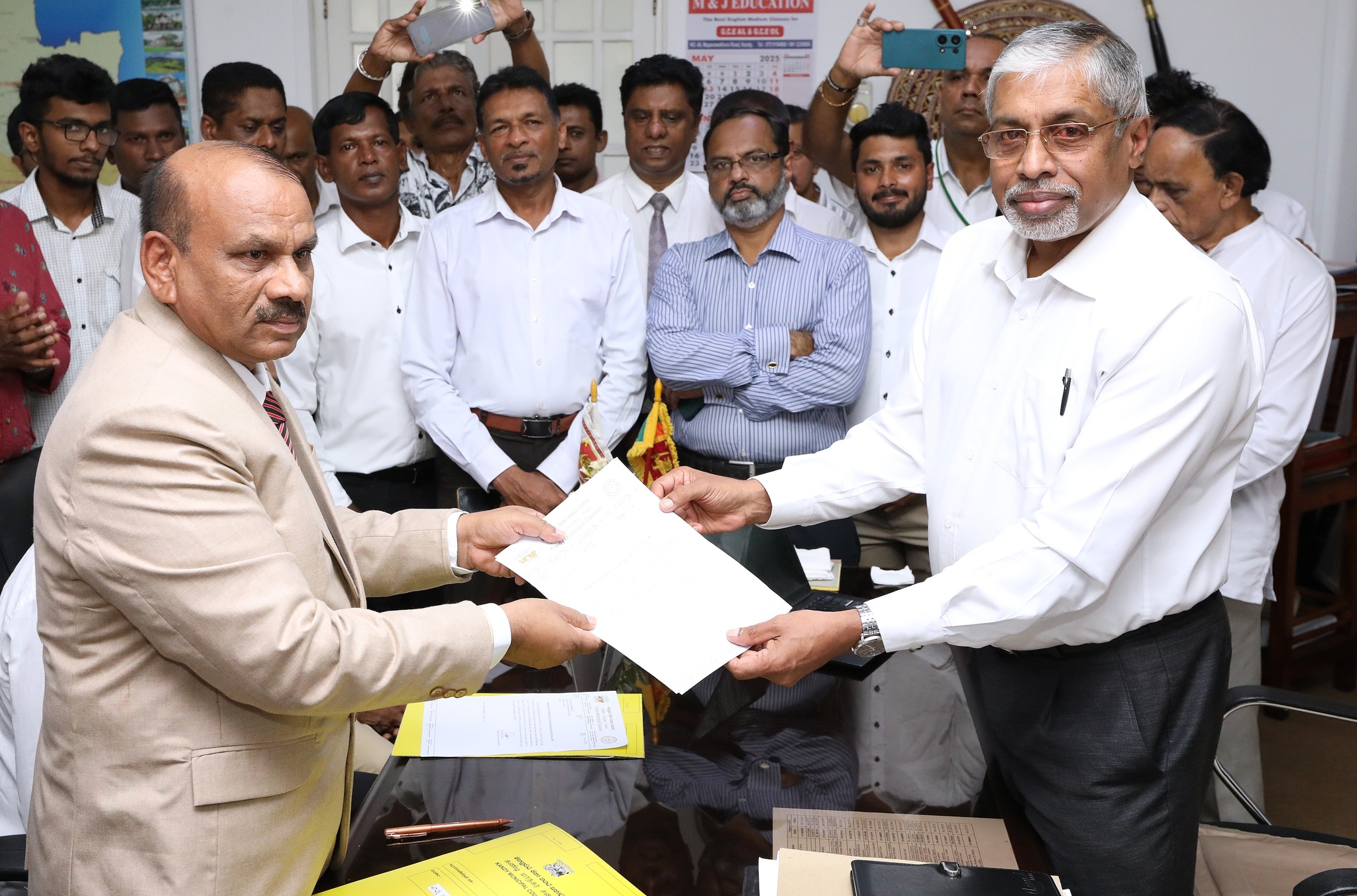 මහනුවර මහා නගර සභාවේ අභිනව  නගරාධිපතිවරයා දිවුරුම් දේ.