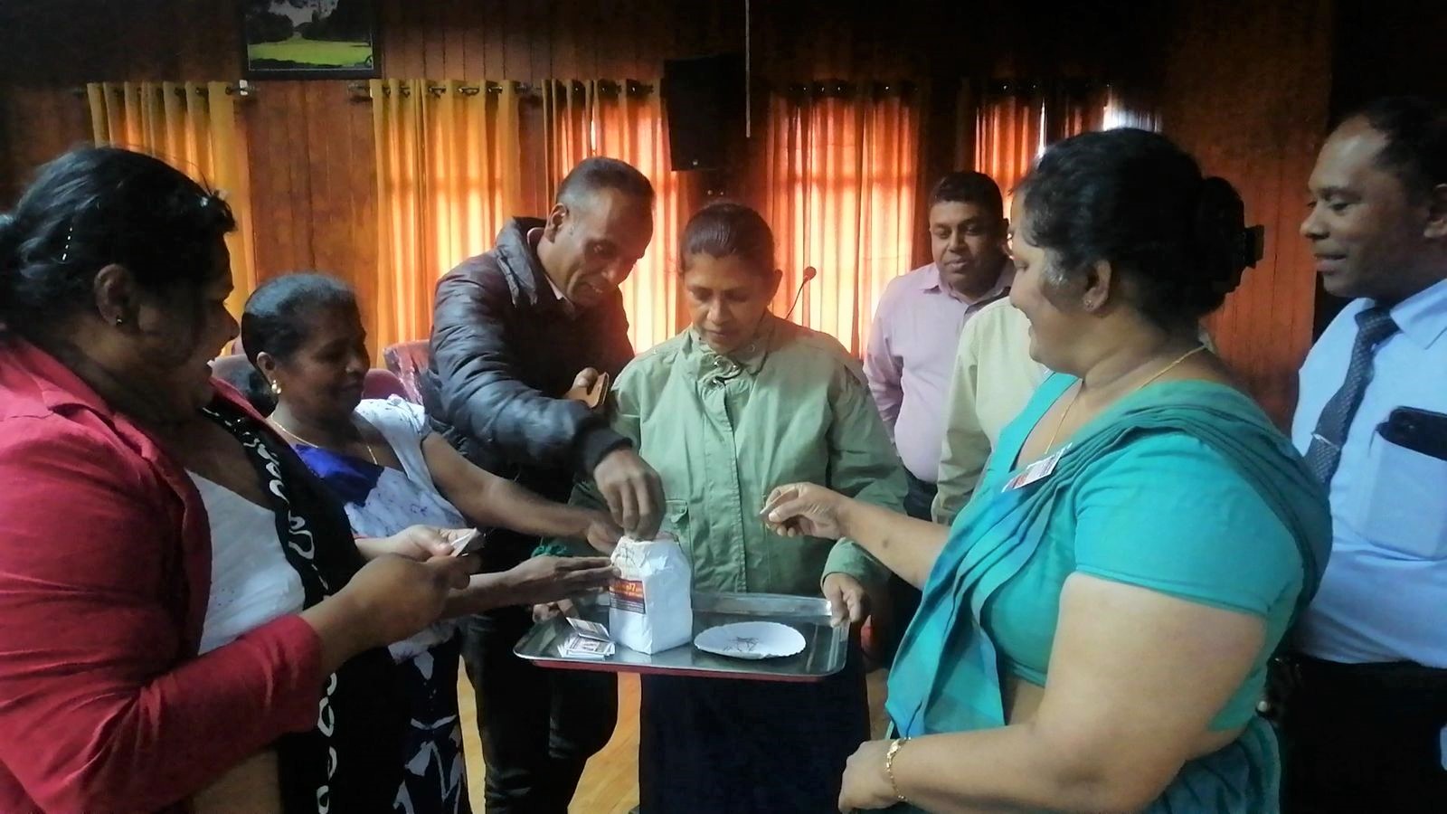 ජාත්‍යන්තර දුම්වැටි හා මත් විරෝධී දිනයට සමගාමිව කොඩි අලෙවි කිරීමේ වැඩසටහනක්.