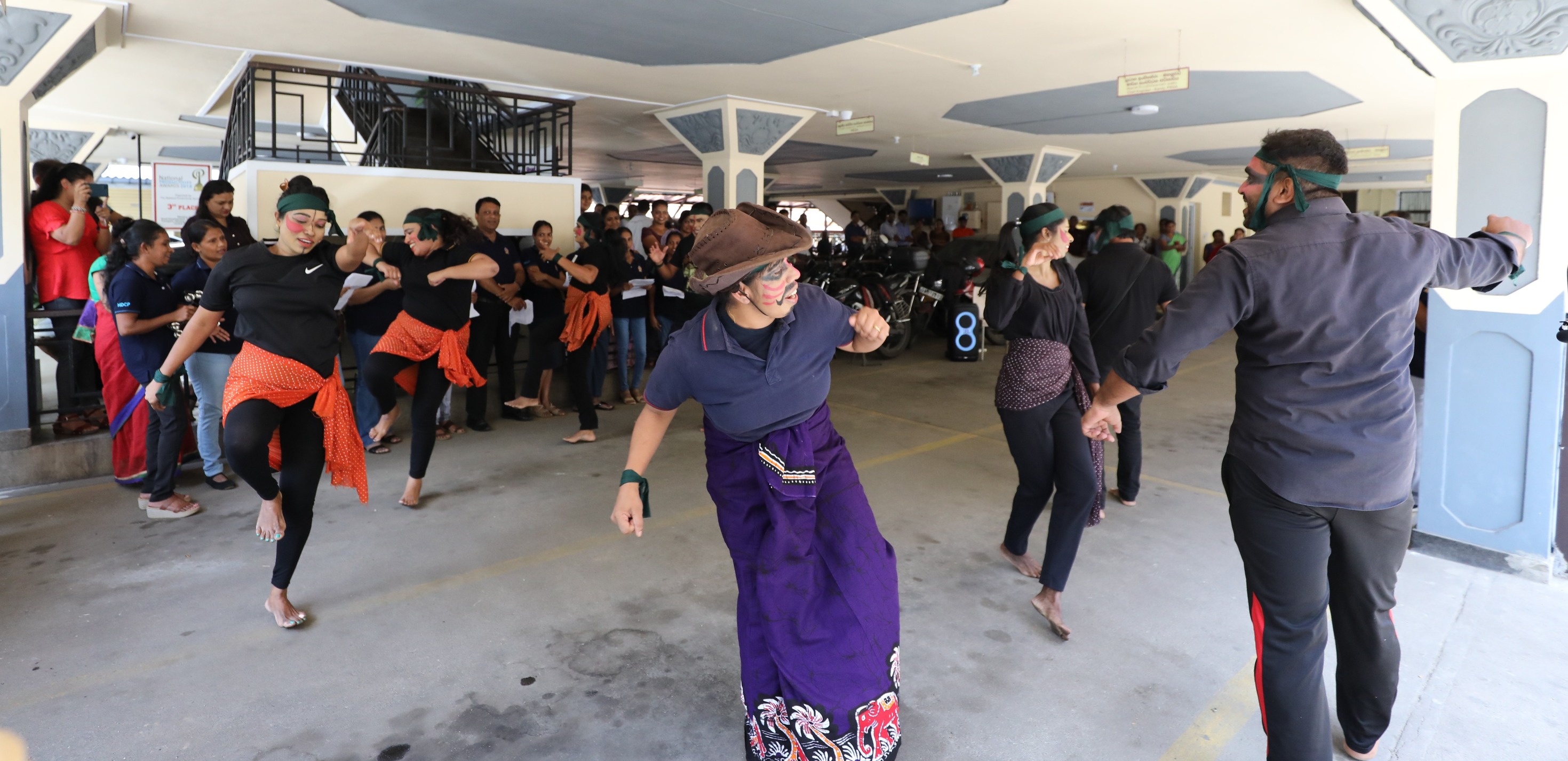 ප්ලාස්ටික් වලින් තොර හරිත වර්ණයෙන් දිදුලන පරිසරයක් නිර්මාණය කිරීම වෙනුවෙන් පෙළ ගැසෙමු.