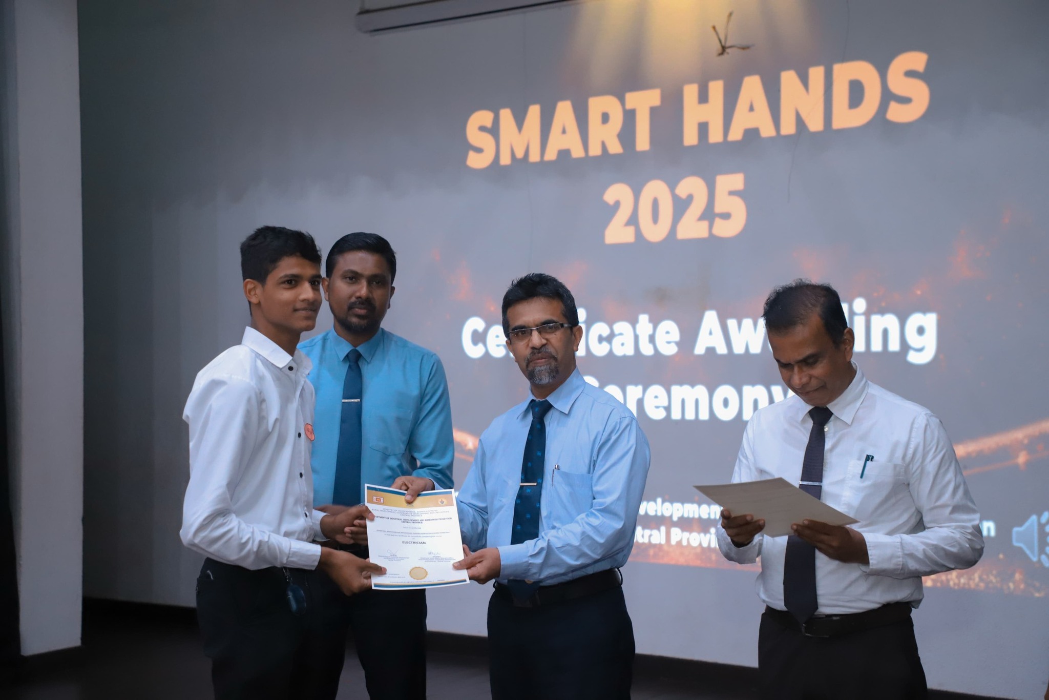 මධ්‍යම පළාත් කර්මාන්ත සංවර්ධන හා ව්‍යාපාර ප්‍රවර්ධන දෙපාර්තමේන්තුවේ වෘත්තීය පුහුණු ආයතනවල පුහුණුලාභීන් සඳහා සහතික පත්‍ර ප්‍රදානය