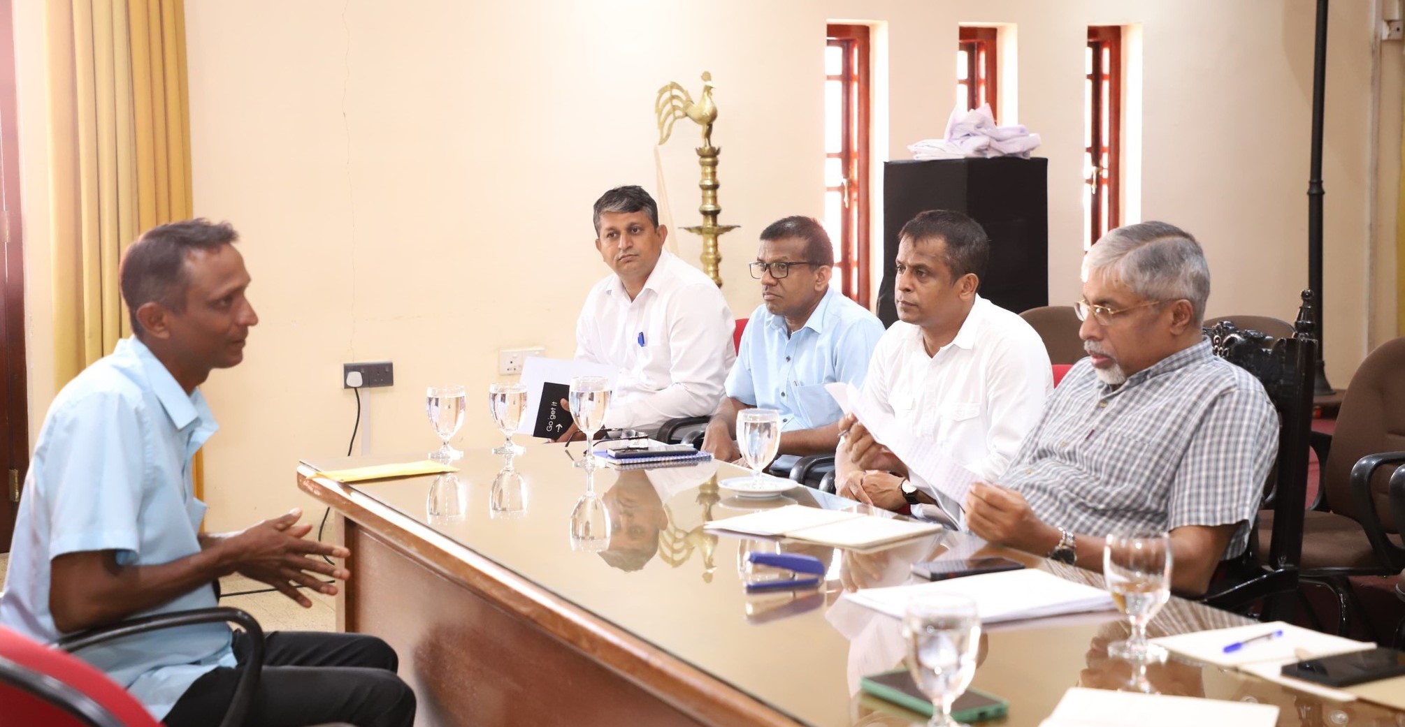  ආණ්ඩුකාර මහජන දිනය සෑම සදුදා දිනකම