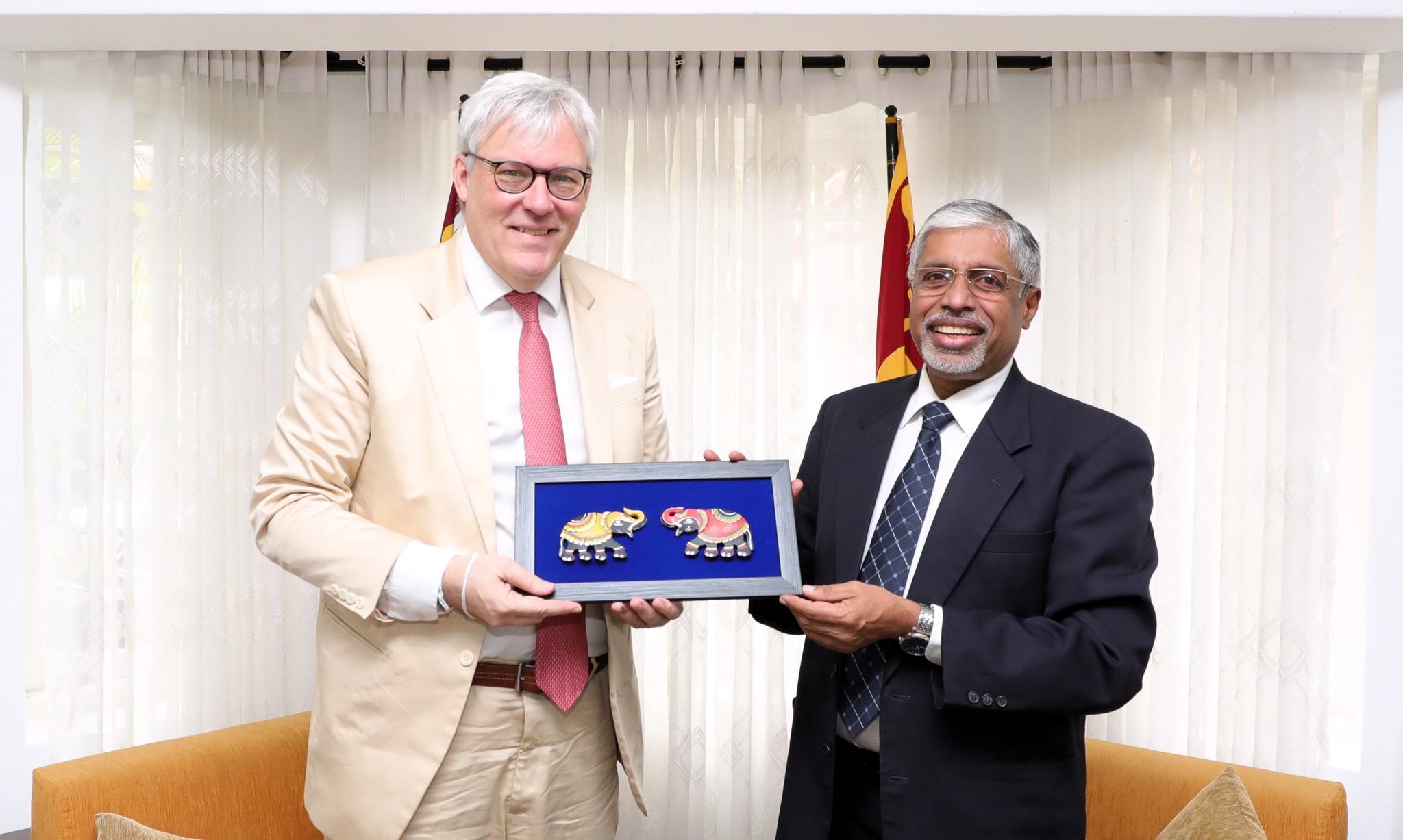 බ්‍රිතාන්‍ය මහකොමසාරිස් හා මධ්‍යම පළාත් ආණ්ඩුකාරවරයා අතර හමුවක්