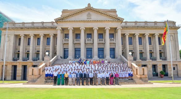 උඩුවාවල කනිටු විදුහලේ සිසු සිසුවියෝ ජනපති ලේකම් කාර්යාලය නරඹති