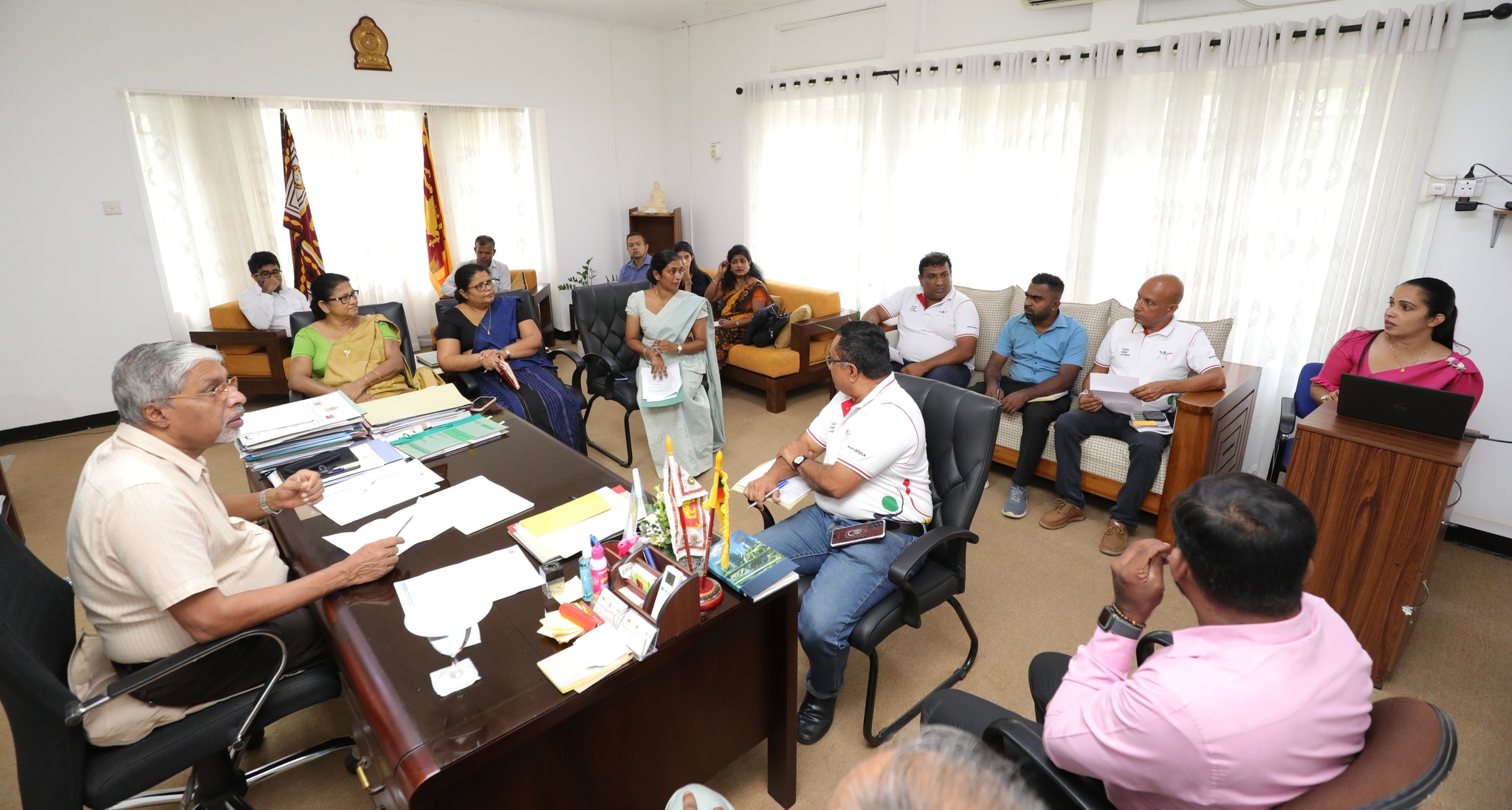 මධ්‍යම පළාතේ  සංචාරක මඟ පෙන්වන්නන්ගේ ගැටලු සාකච්ඡාවට...