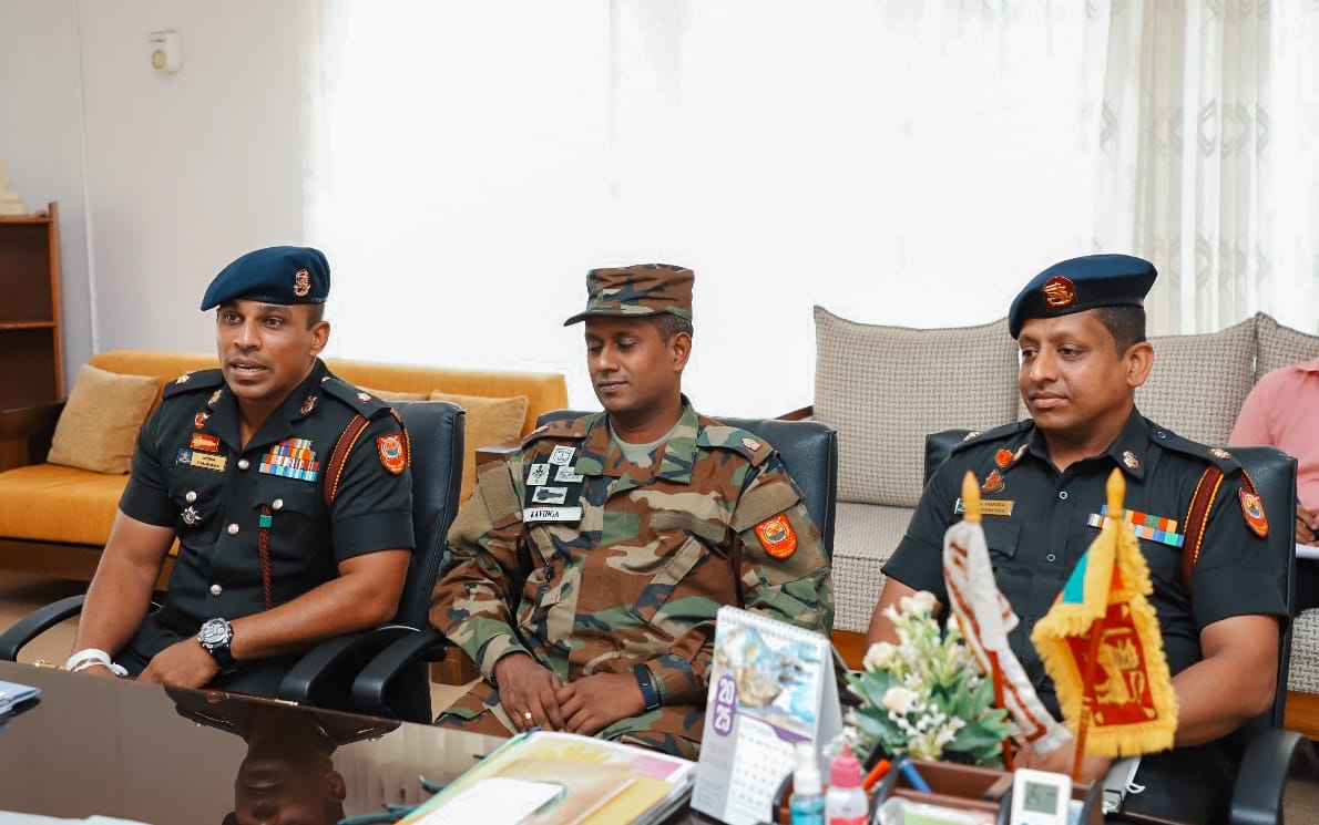 මධ්‍යම පළාත් ආණ්ඩුකාරවර මහාචාර්ය එස්.බි.එස්. අභයකෝන් මහතා සහ මහනුවර පිහිටි, ශ්‍රී ලංකා යුධ හමුදාවේ විජයබාහු පාබල රෙජි‍මේන්තුවේ 22 වන බල ඇණියේ, අණ දෙන නිලධාරී මේජර් ඉන්දික තල්පාවිල මහතා අතර හමුවක්