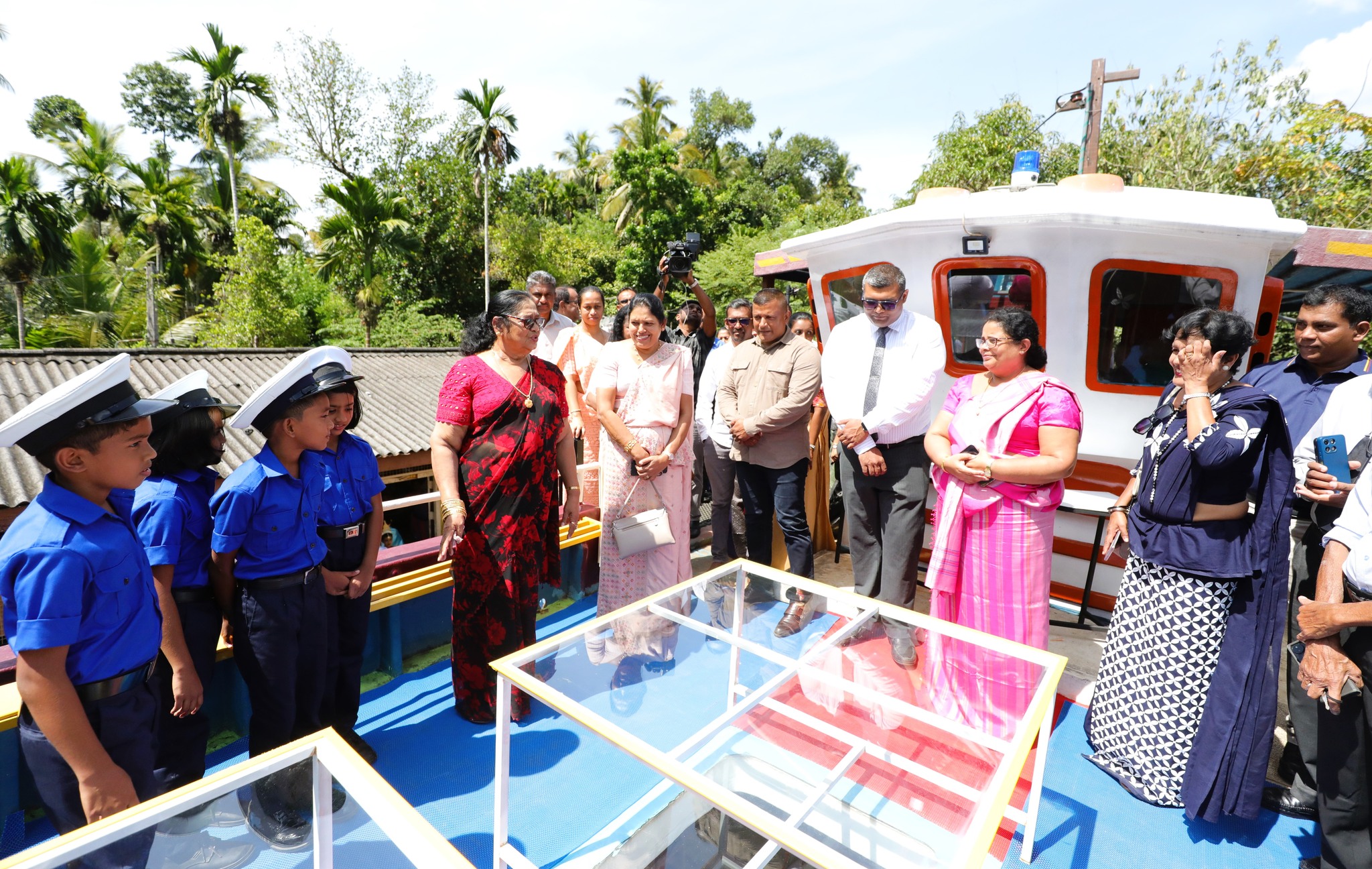 ගලගෙදර නව ආදර්ශ ප්‍රාථමික විද්‍යාලයේ  'පාවෙන පුස්තකාලය' සිසු අයිතියට