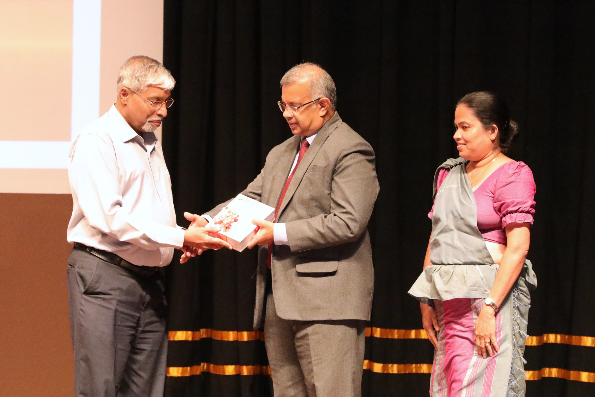 අනවසර ඉදිකිරීම් සම්බන්ධයෙන් මධ්‍යම පළාත්  පාලන ආයතන ප්‍රධානීන් දැනුවත් කෙරේ