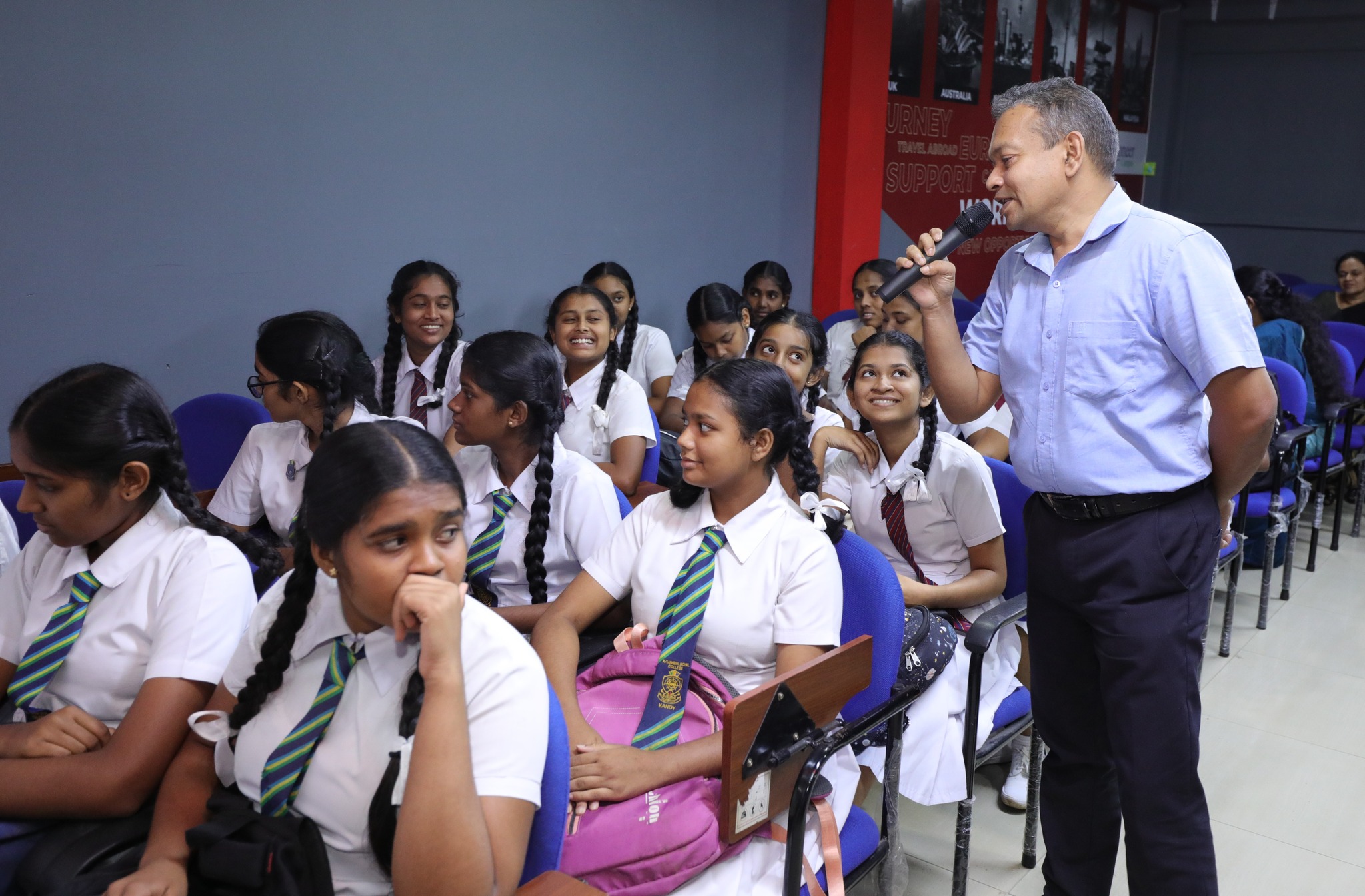 මහනුවර අධ්‍යාපන කලාපයේ පාසල් මාධ්‍ය සමාජ බලගැන්වේ  