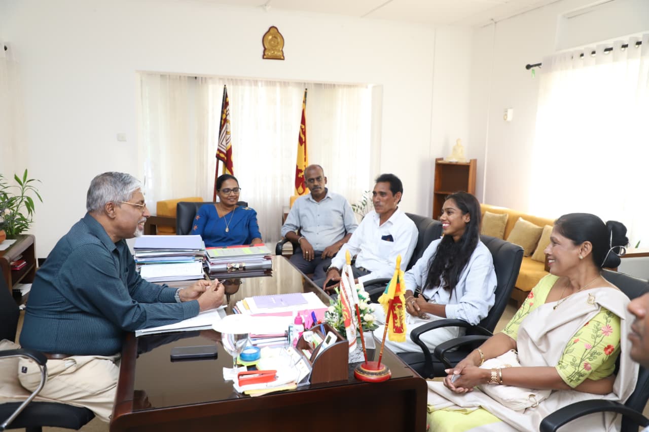 දකුණු ආසියාවේ වේගවත්ම ක්‍රීඩිකාව සෆියා යමික්  හා  මධ්‍යම පළාත් ආණ්ඩුකාරවරයා අතර හමුවක්