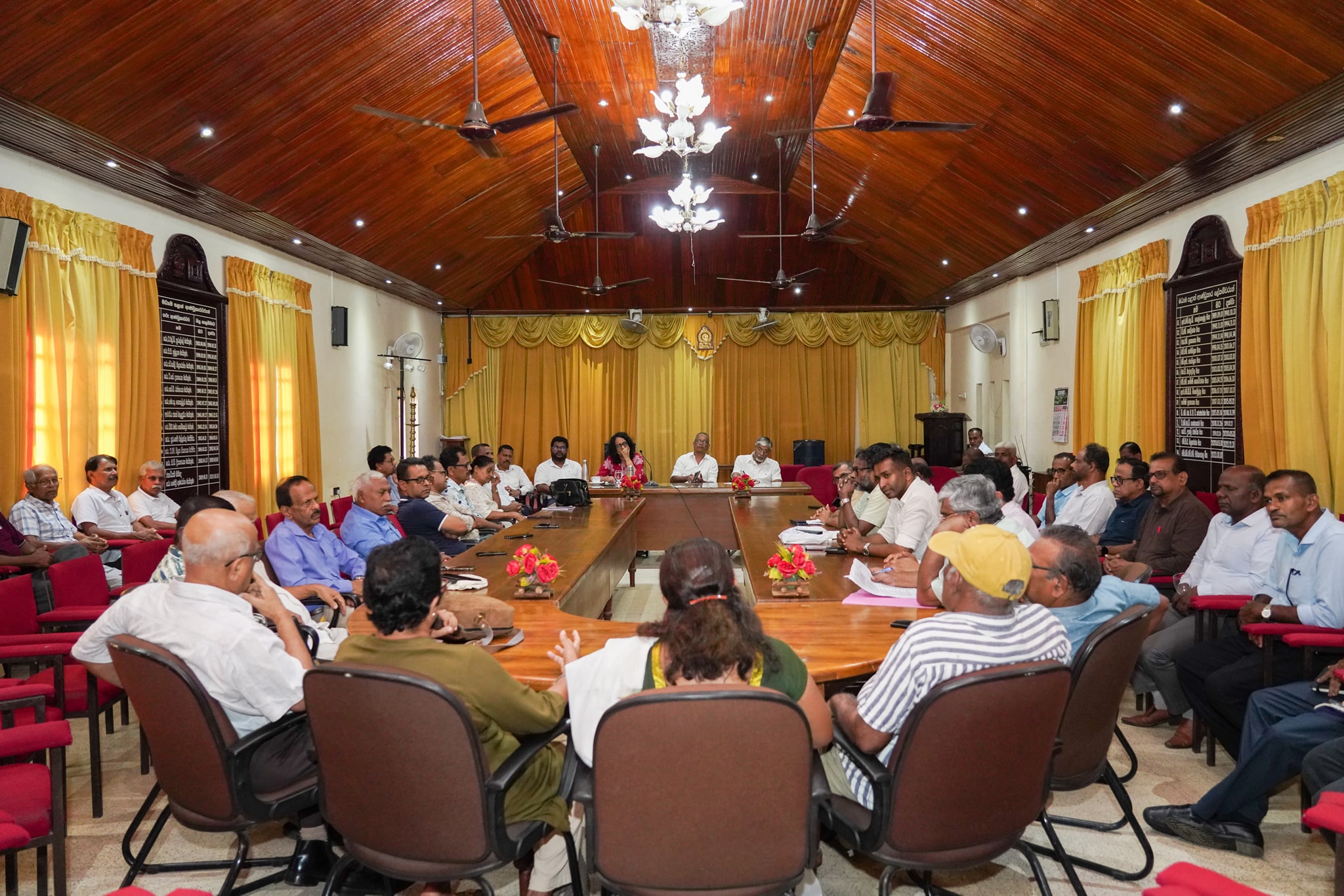 අධ්‍යාපන ප්‍රතිසංස්කරණ පිළිබඳ මහජන නියෝජිතයින් සමඟ සාකච්ඡාවක්