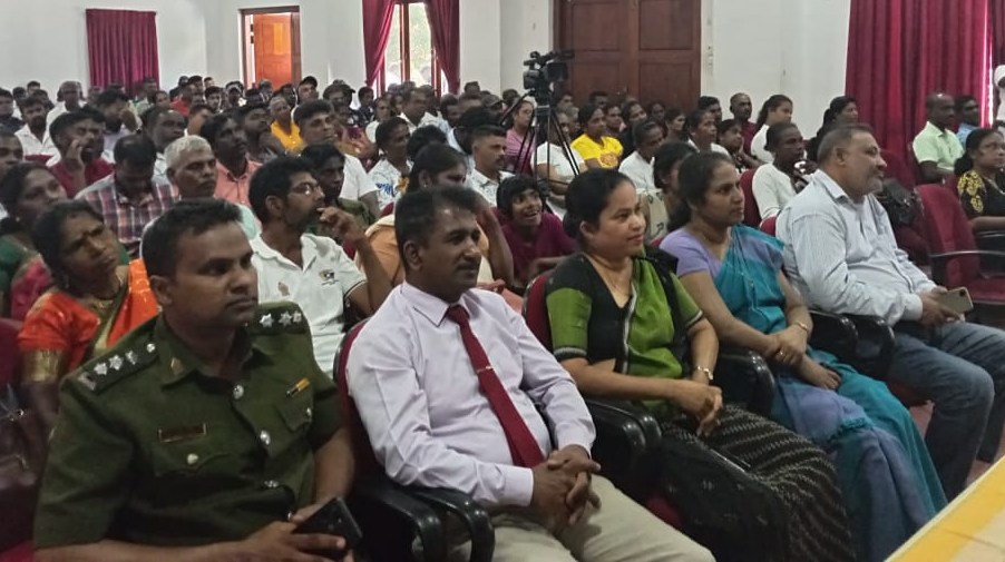 "නිකසල පුරවර නියමු හරසර" මහනුවර දී