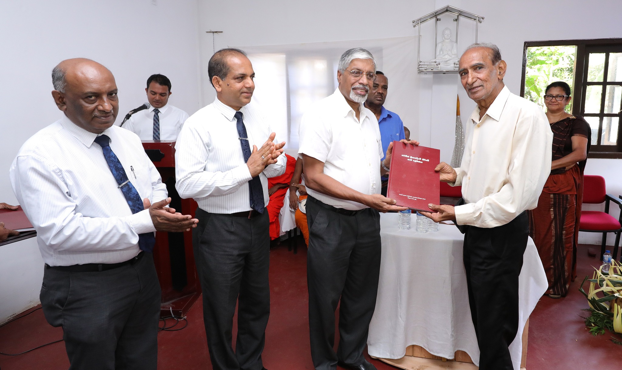 ඖෂධ වගාකිරීමේ මැදරට වැඩසටහන පාතදුම්බරින් ඇරඹේ